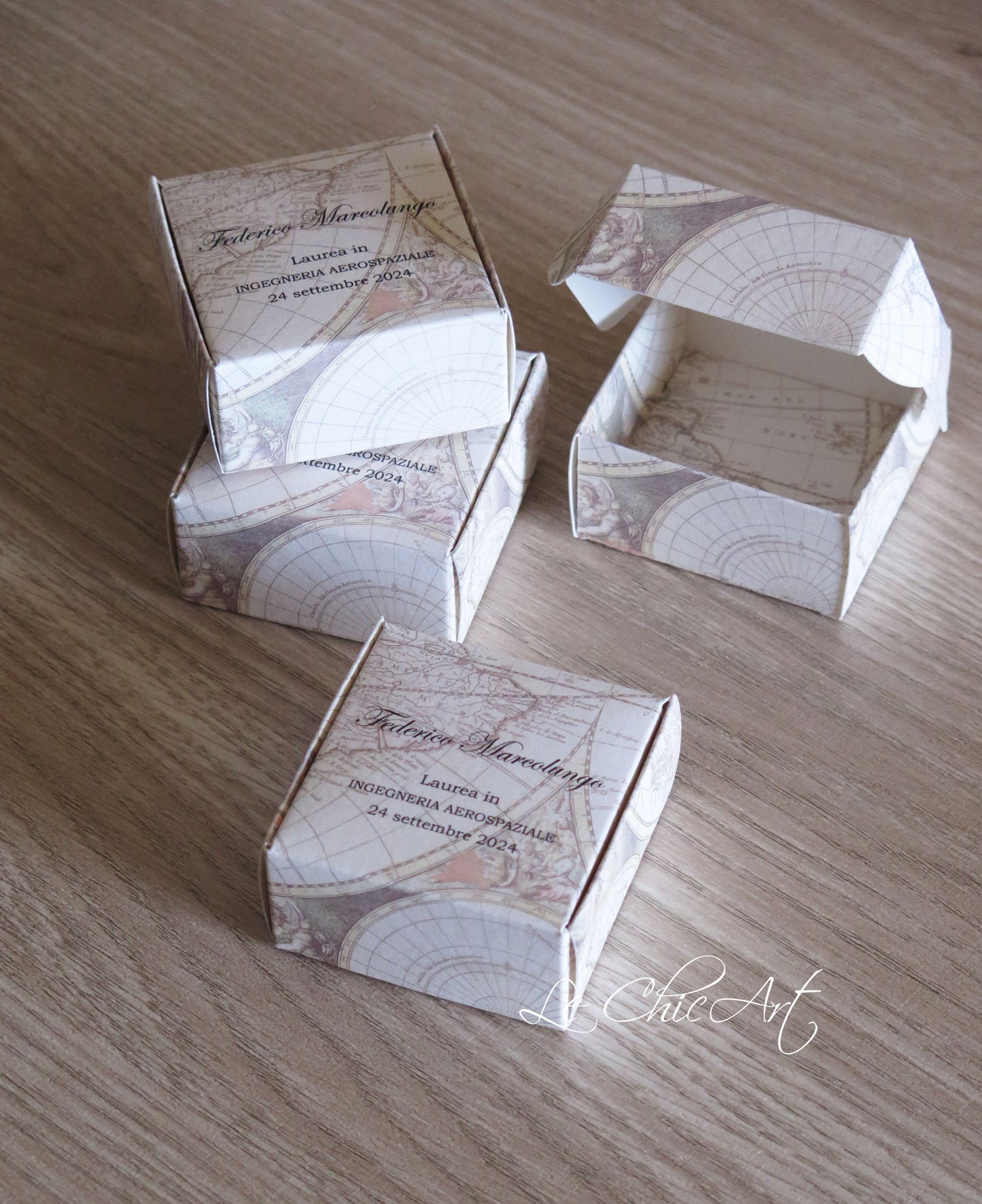 Bomboniere Laurea Ingegneria Aerospaziale - Set Scatoline Premium Mappa Nautica 6x6x3cm Personalizzabili - Design Elegante per Laurea Nautica e Aeronautica Made in Italy