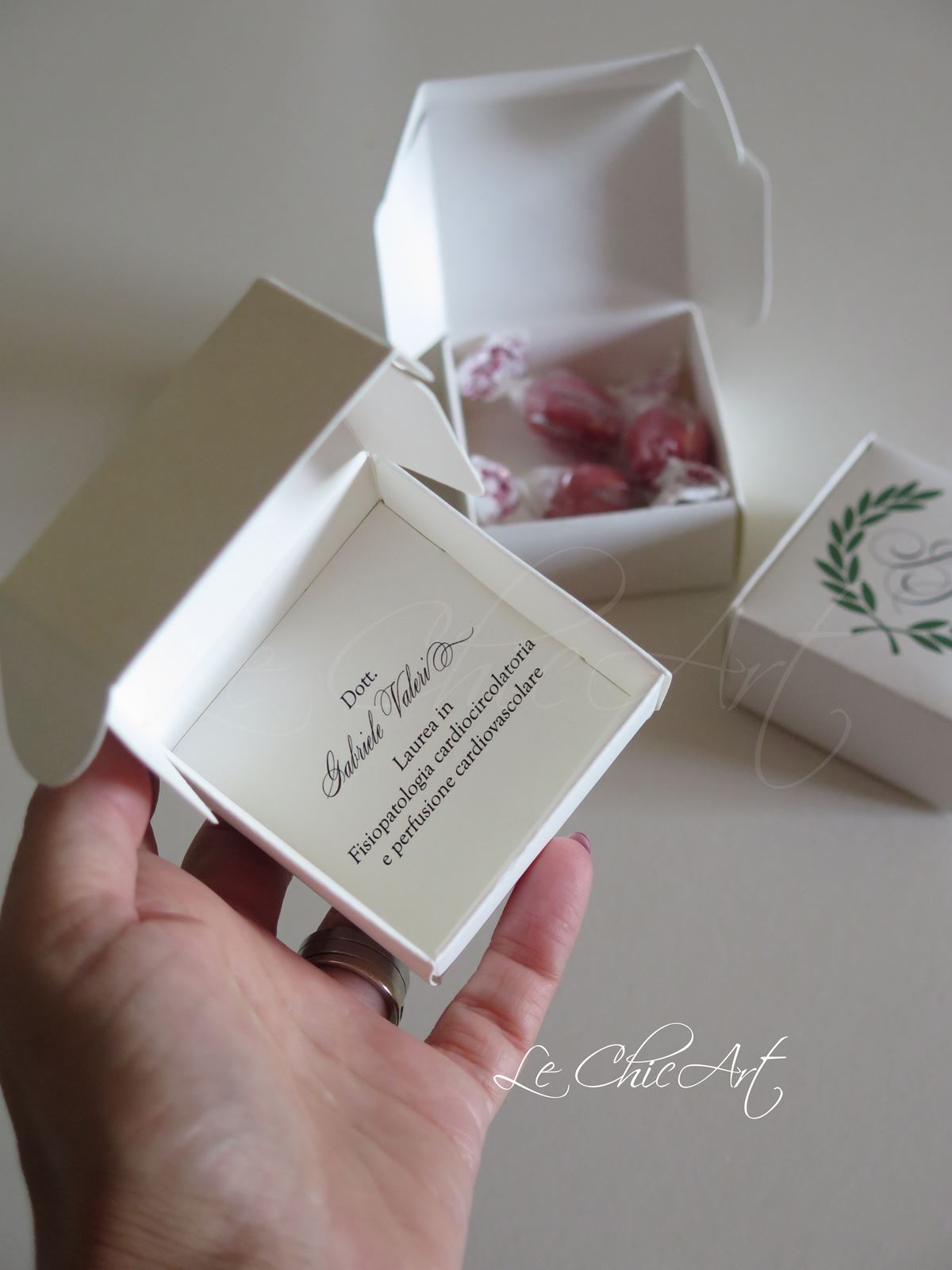 Scatoline Bomboniera Laurea Artigianali - Packaging Premium Iniziali Minimal con Dettagli Raffinati - Portaconfetti Luxury Personalizzabili Italiani per Cerimonia di Laurea Esclusiva