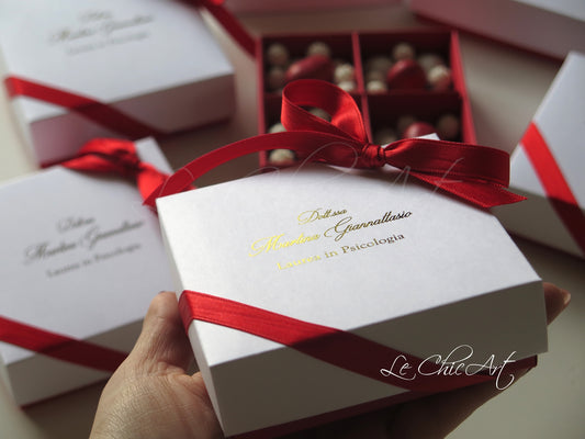 Scatola porta confetti laurea oro lucido personalizzata con nome, 4 scomparti, dimensioni 9x9x3cm
