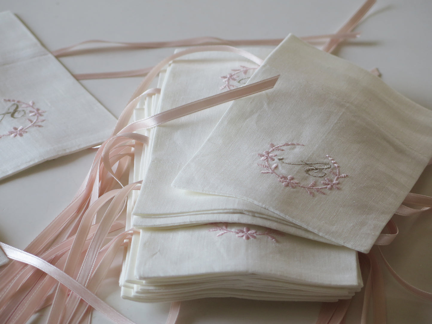 Set sacchetto sartoriale in puro lino con ricamo personalizzato