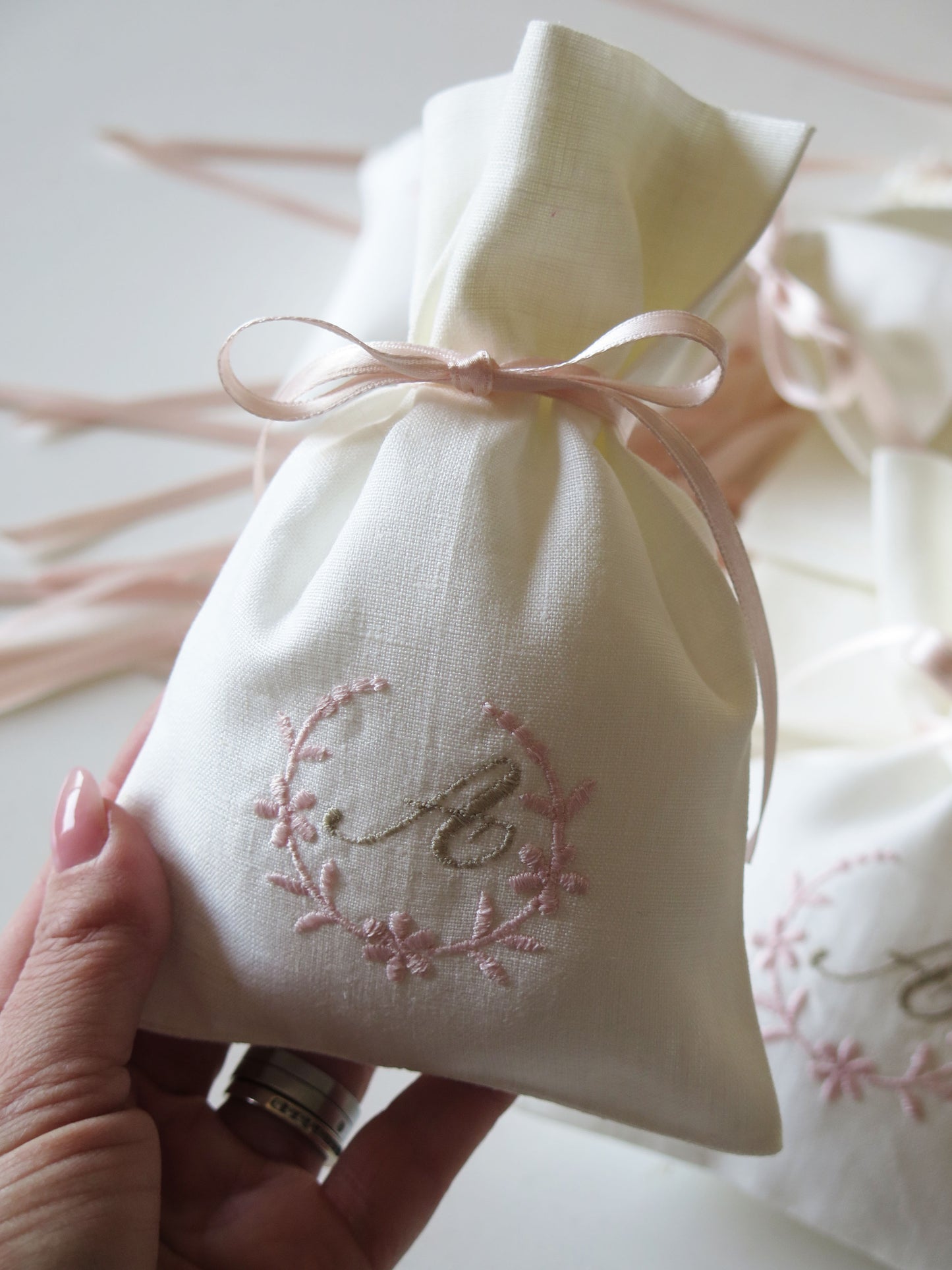 Set sacchetto sartoriale in puro lino con ricamo personalizzato