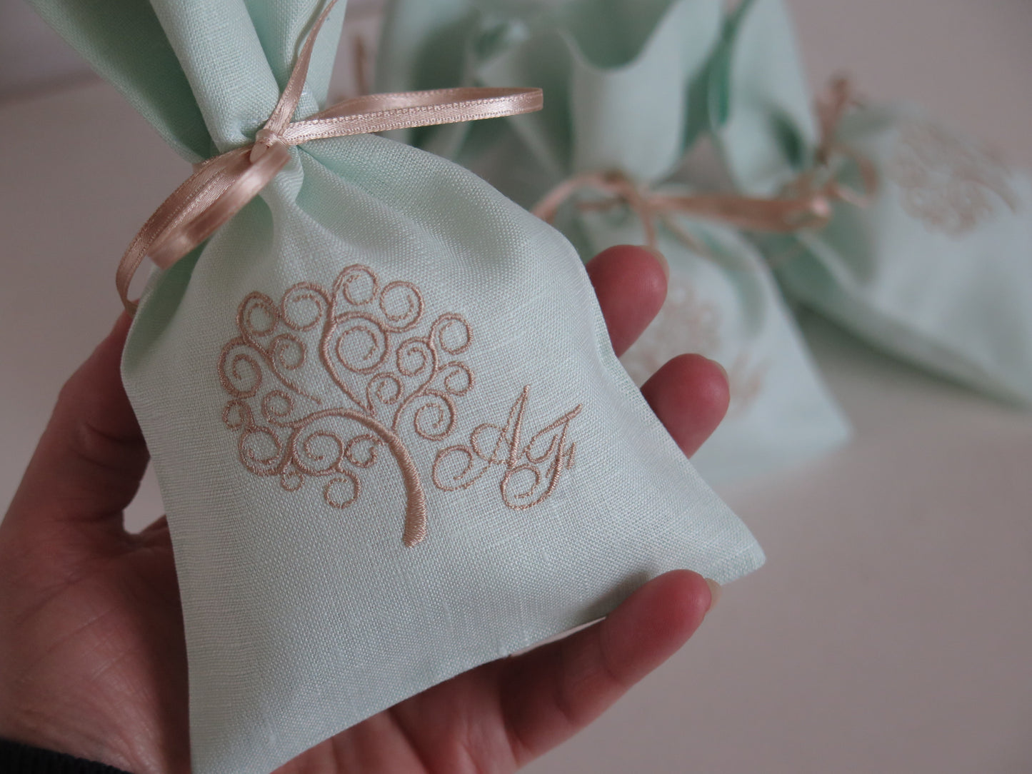 Set sacchetto sartoriale in puro lino con ricamo personalizzato