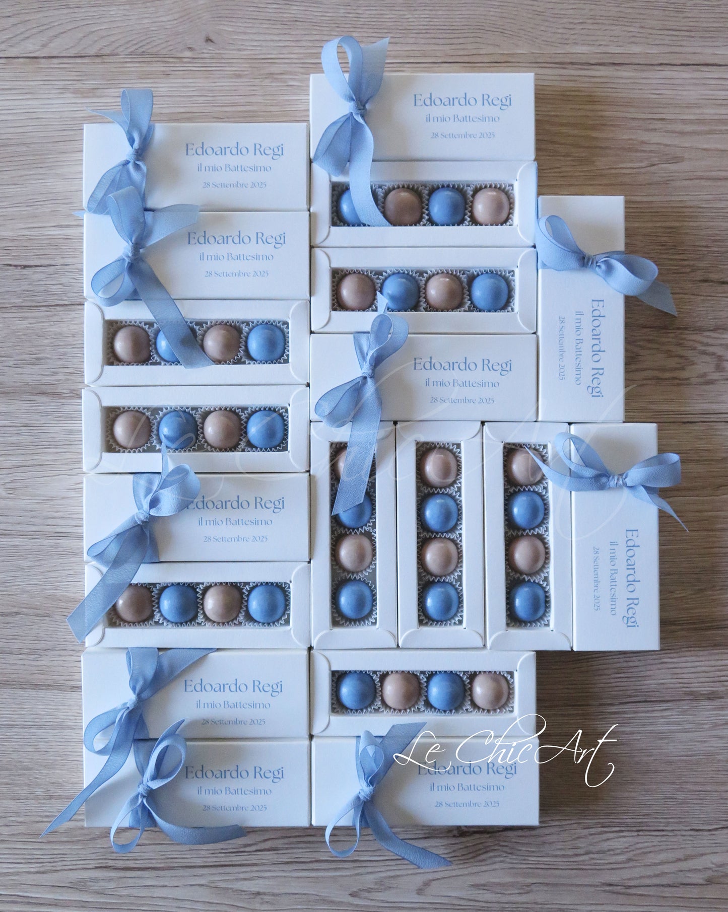 Dettaglio fiocco chiffon seta azzurro polvere su scatola porta confetti battesimo, qualità artigianale italiana per celebrazioni esclusive