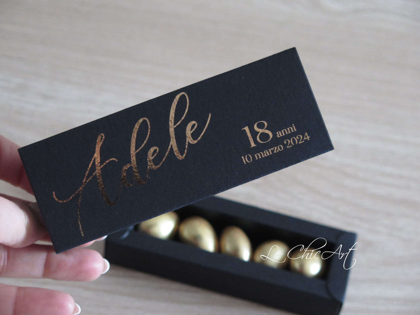 Set di 20 scatole porta confetti a sfilo per 18 anni in nero con stampa oro rosa lucido, formato mini 12x4x2cm