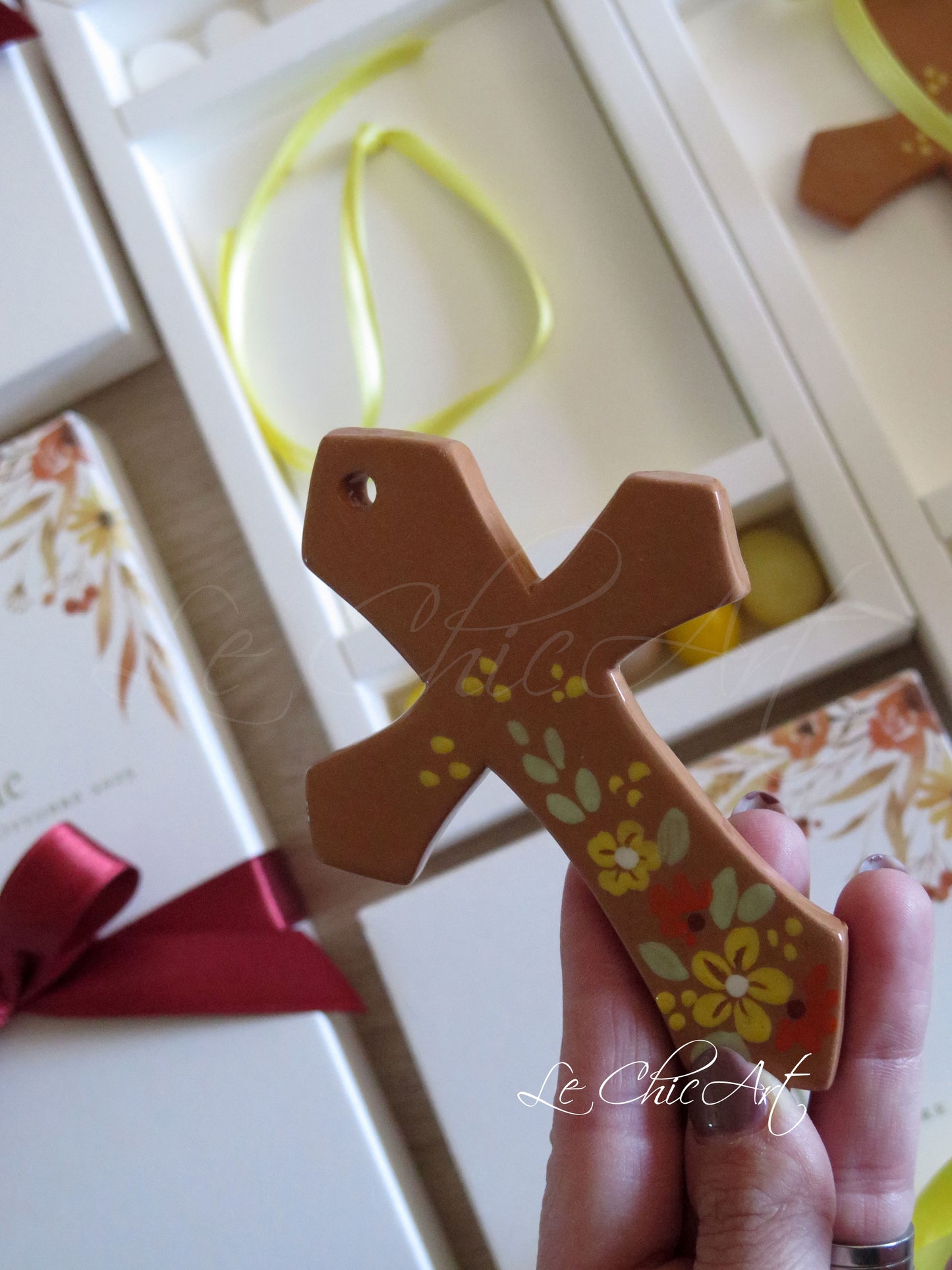 Set completo di 10 croci bomboniera artigianali con fiori gialli e mattone, confetti Maxtris e packaging elegante, perfette per eventi religiosi e cerimonie
