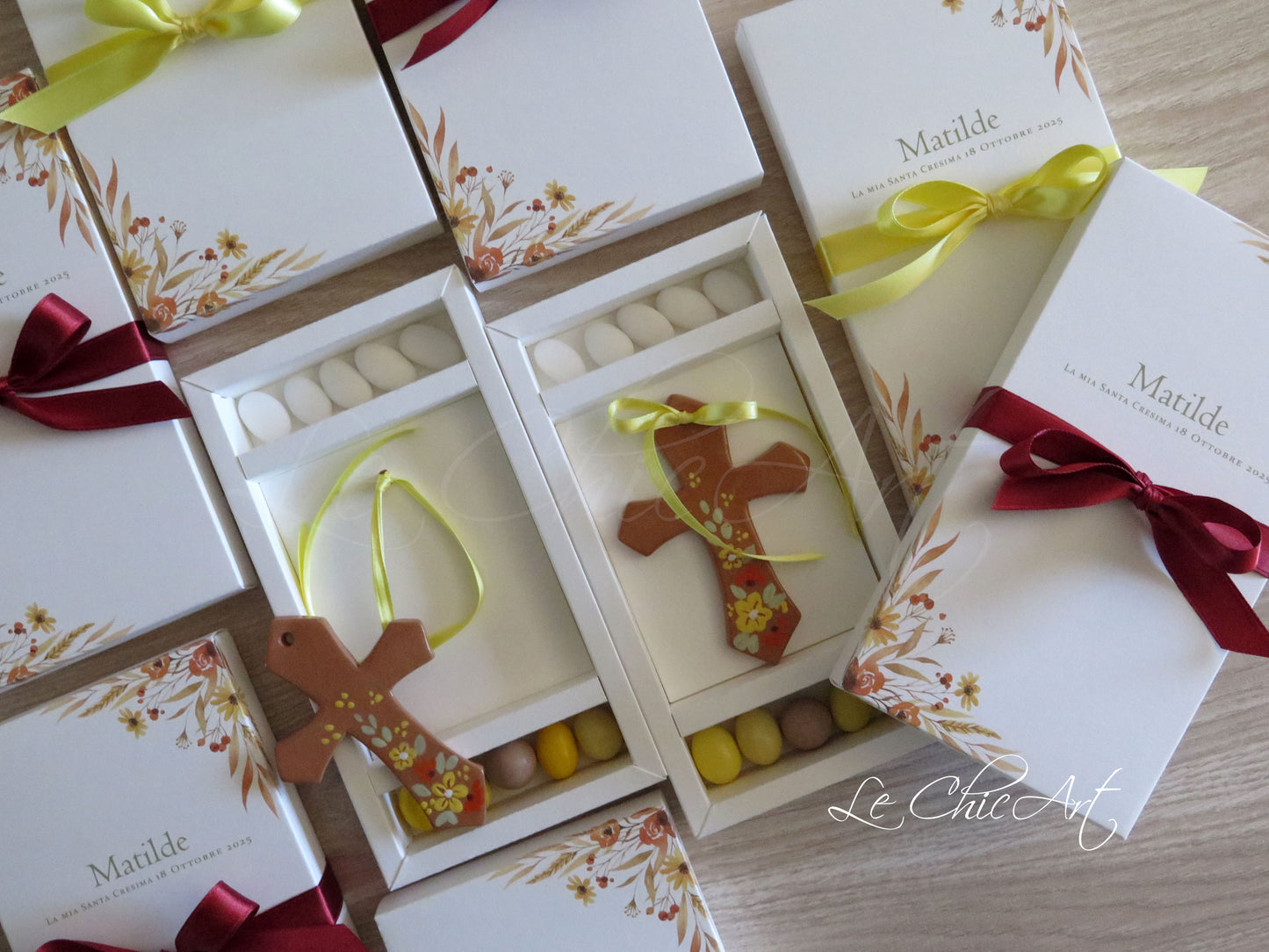 Bomboniera croce artigianale con fiori gialli e mattone dipinti a mano, tagliata e modellata manualmente, dimensioni 11x8 cm, lavorazione italiana di alta qualità per Prima Comunione e Cresima