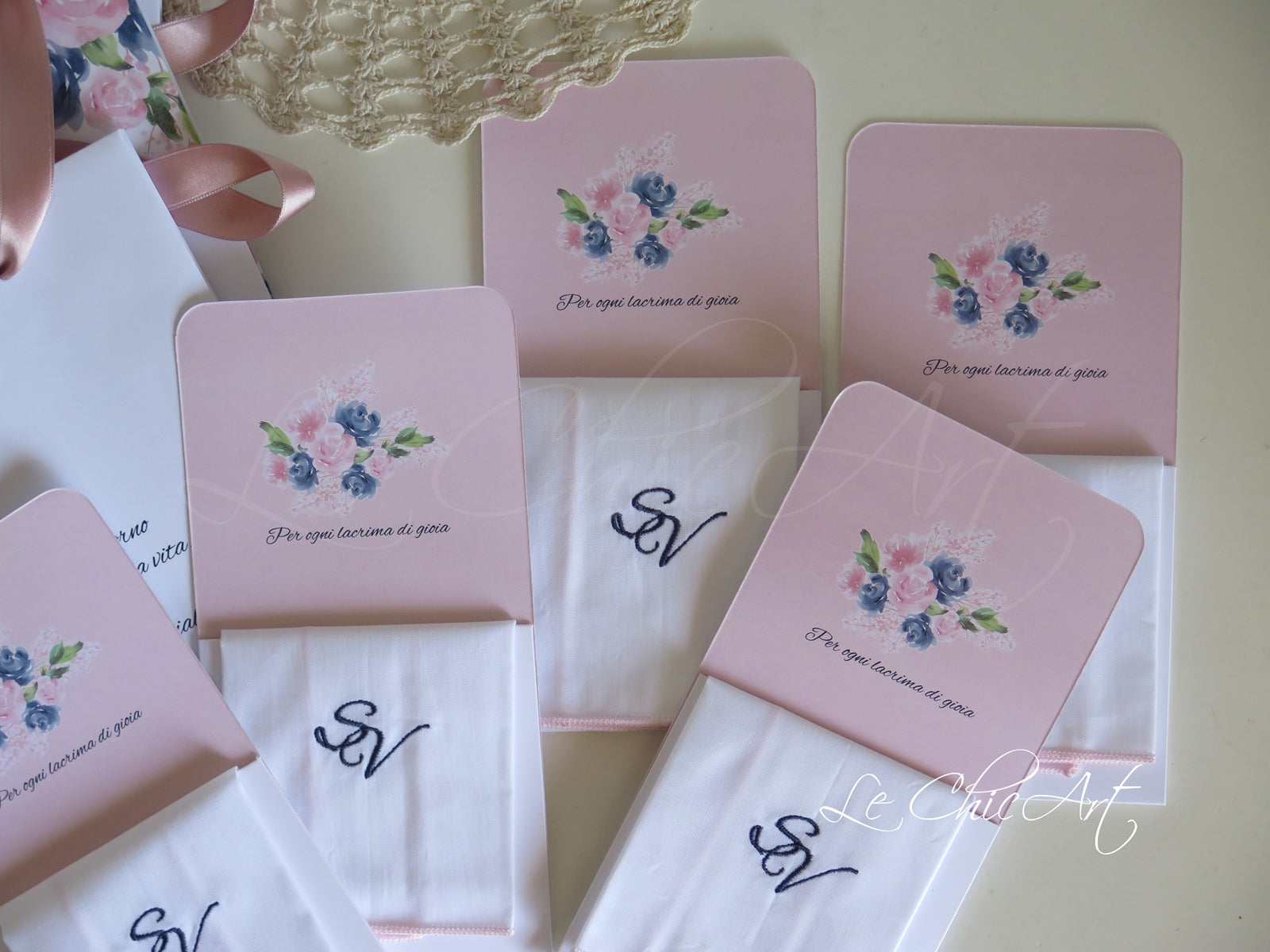 Fazzoletto della sposa ricamato colori pastello con riga di raso Colore Fazzoletto della sposa ricamato colori pastello con riga di raso Colore