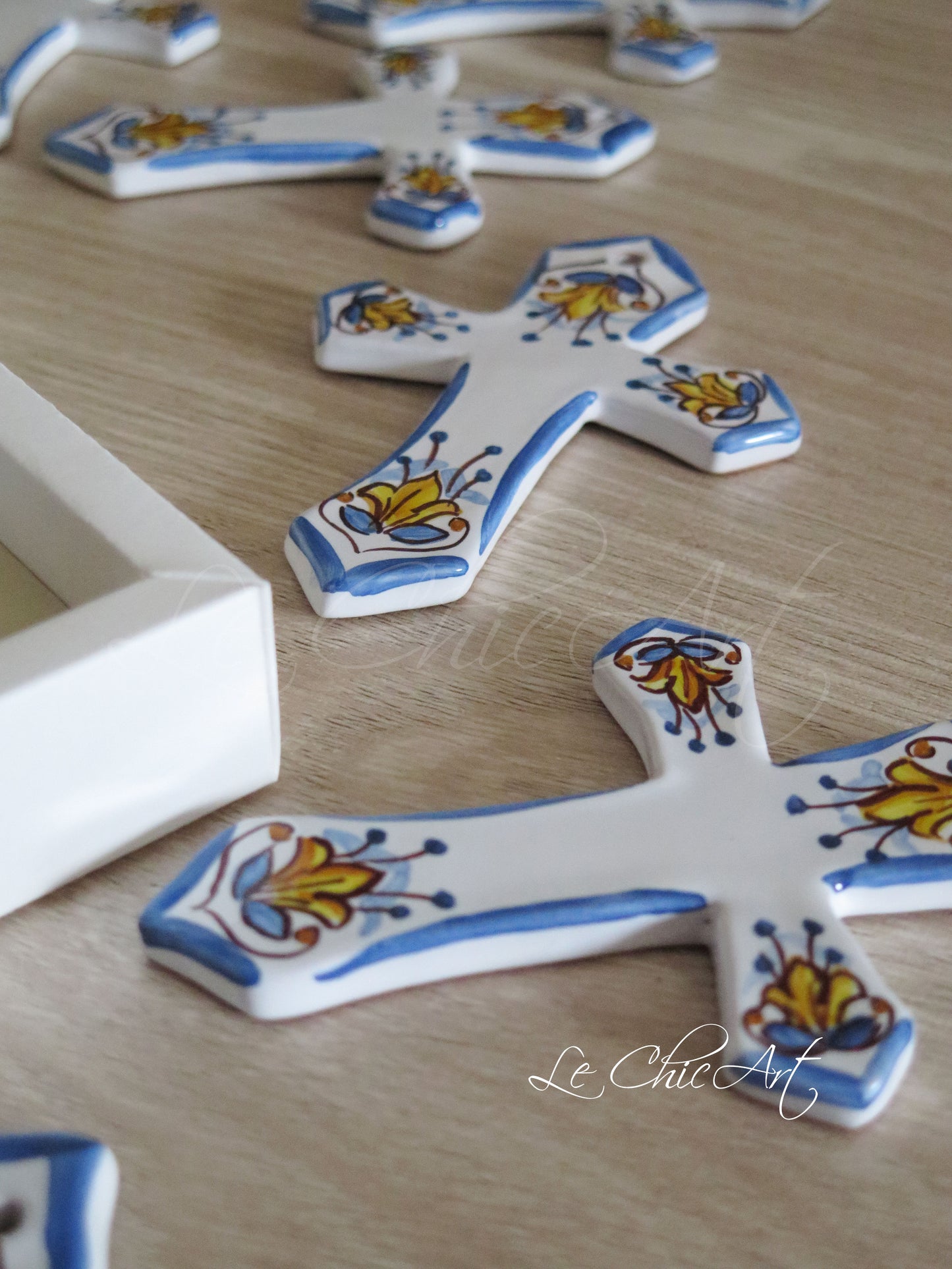 Set 10 bomboniere croce ceramica avio dipinta a mano, Comunione, Cresima