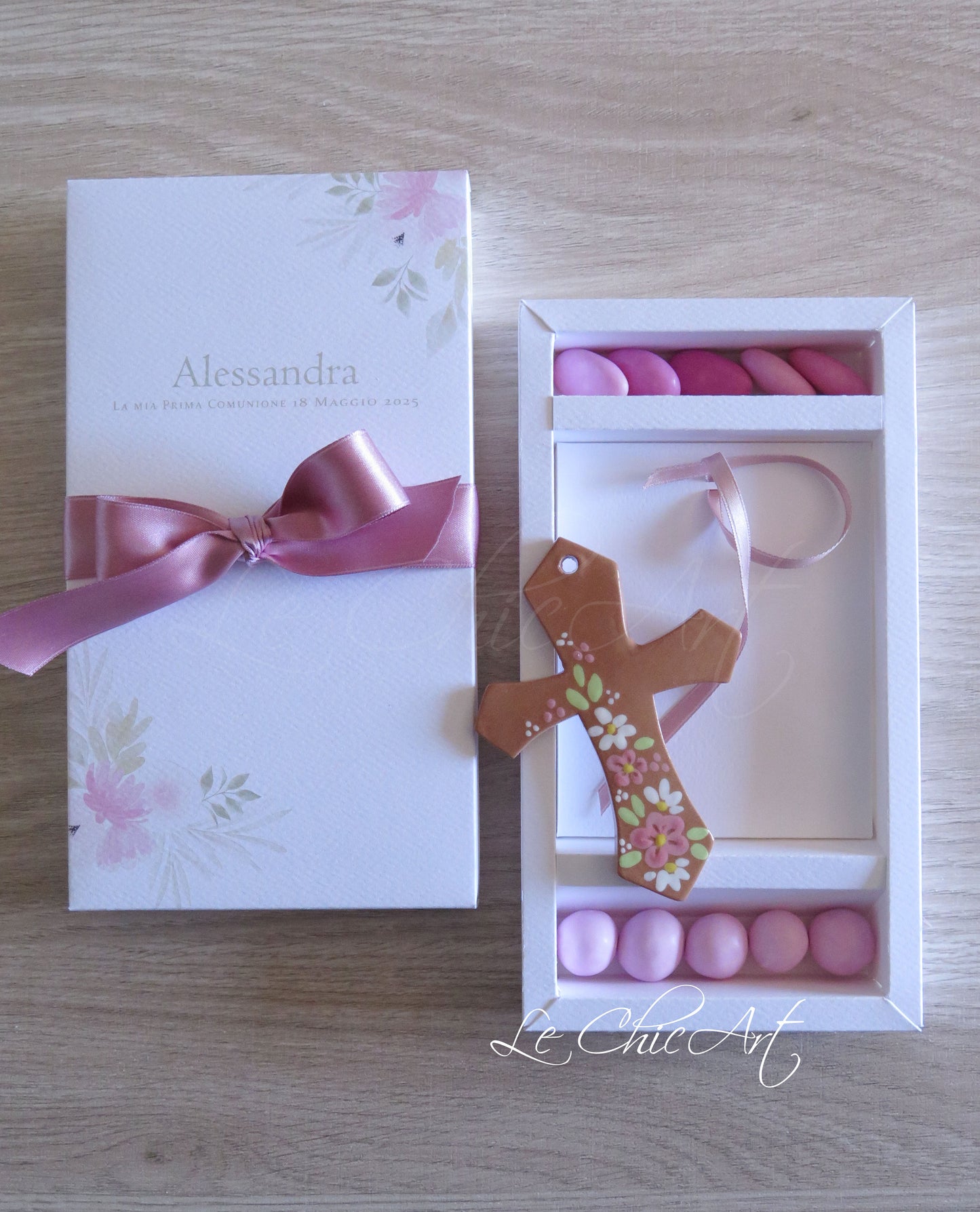 dettaglio croce terracotta fiori rosa dipinta a mano per comunione