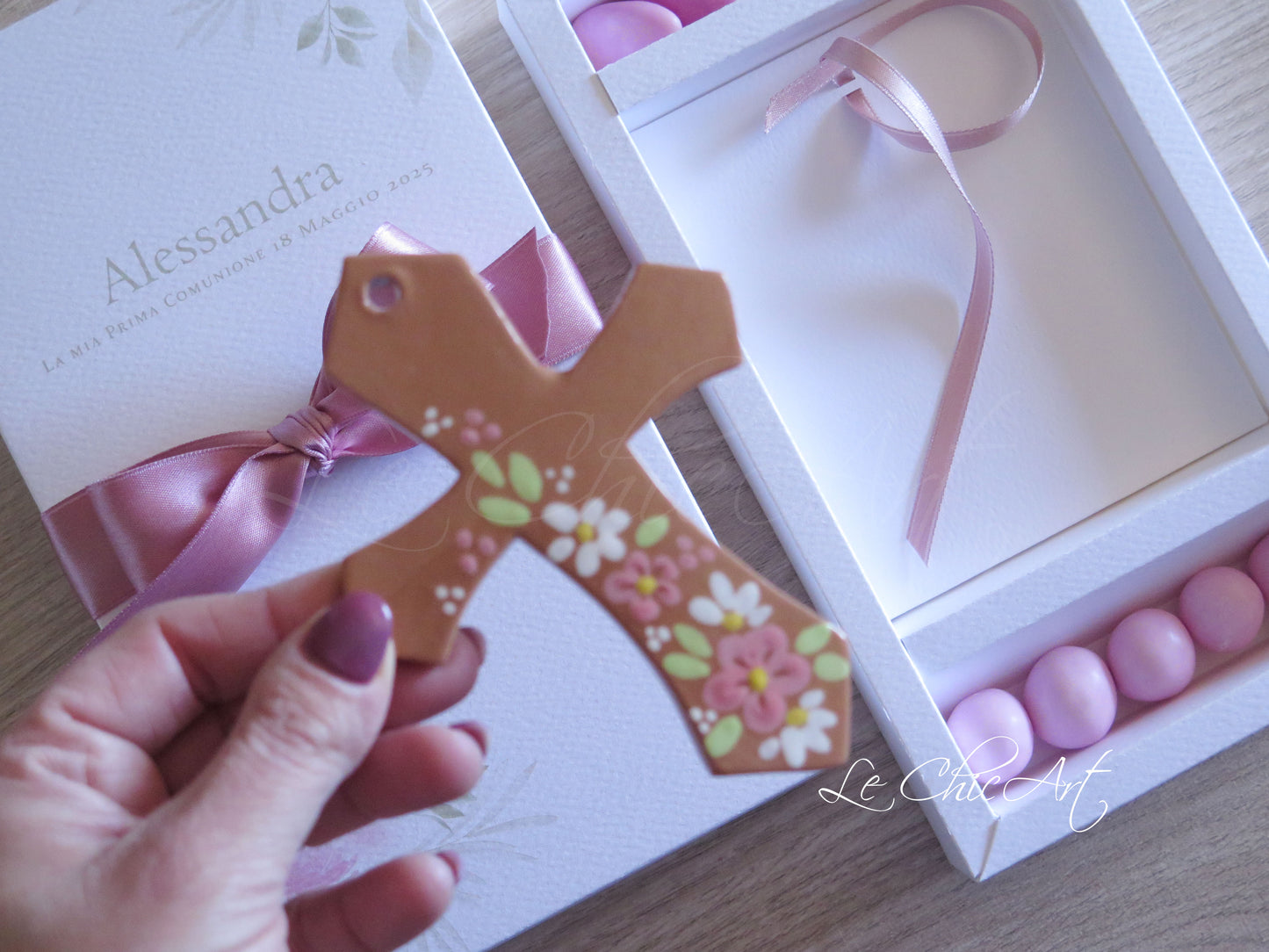 Set 10 Bomboniere Croce Artigianale fiori rosa dipinta a mano con Confetti Maxtris