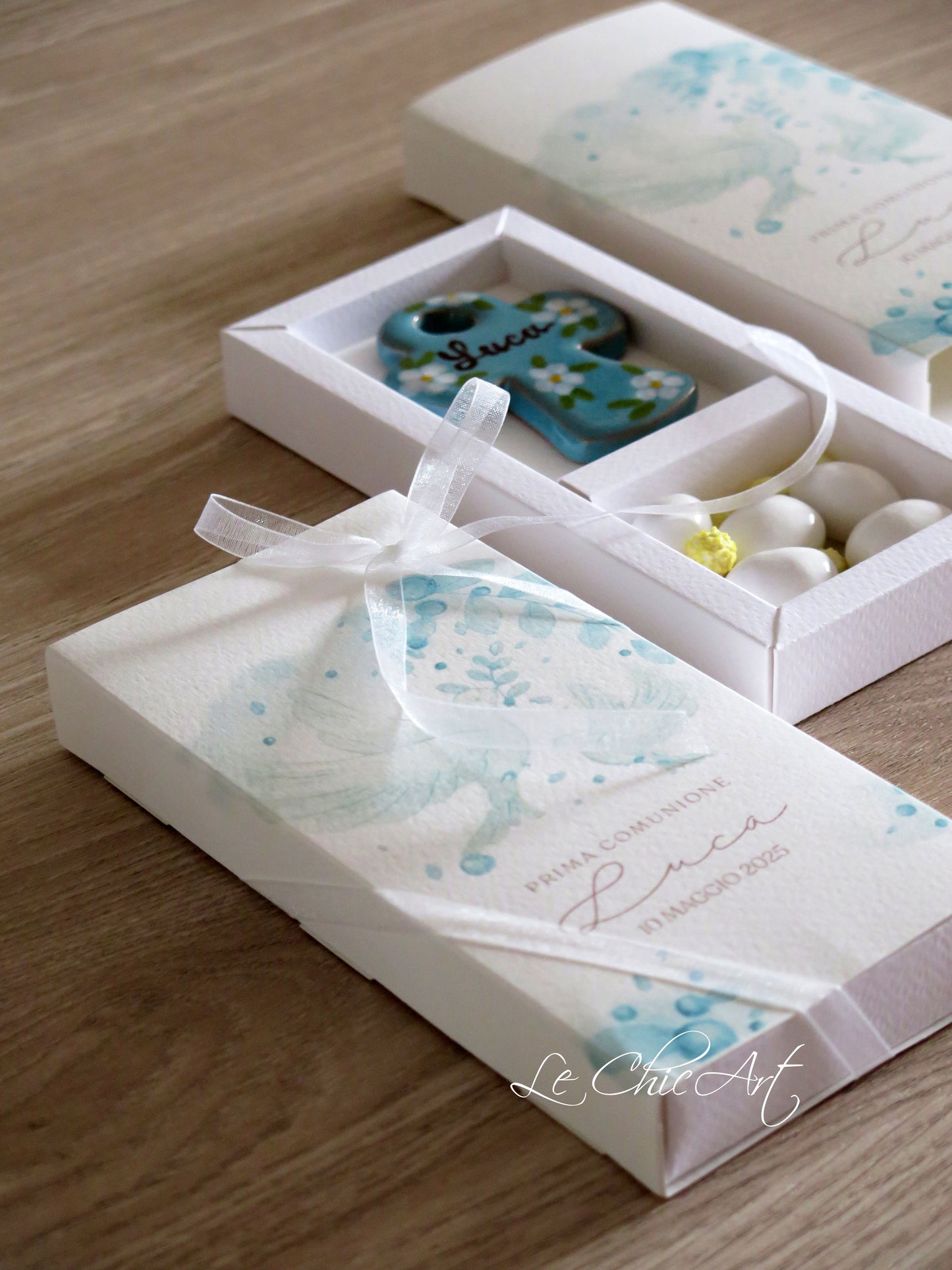 bomboniera croce artigianale personalizzata con nome per comunione con confetti Maxtris inclusi