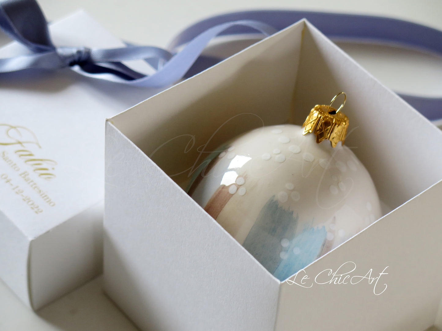 Dettaglio palla ceramica sfumature azzurro pastello carta da zucchero artistica - Bomboniera luxury comunione cresima personalizzata nome dipinta a mano