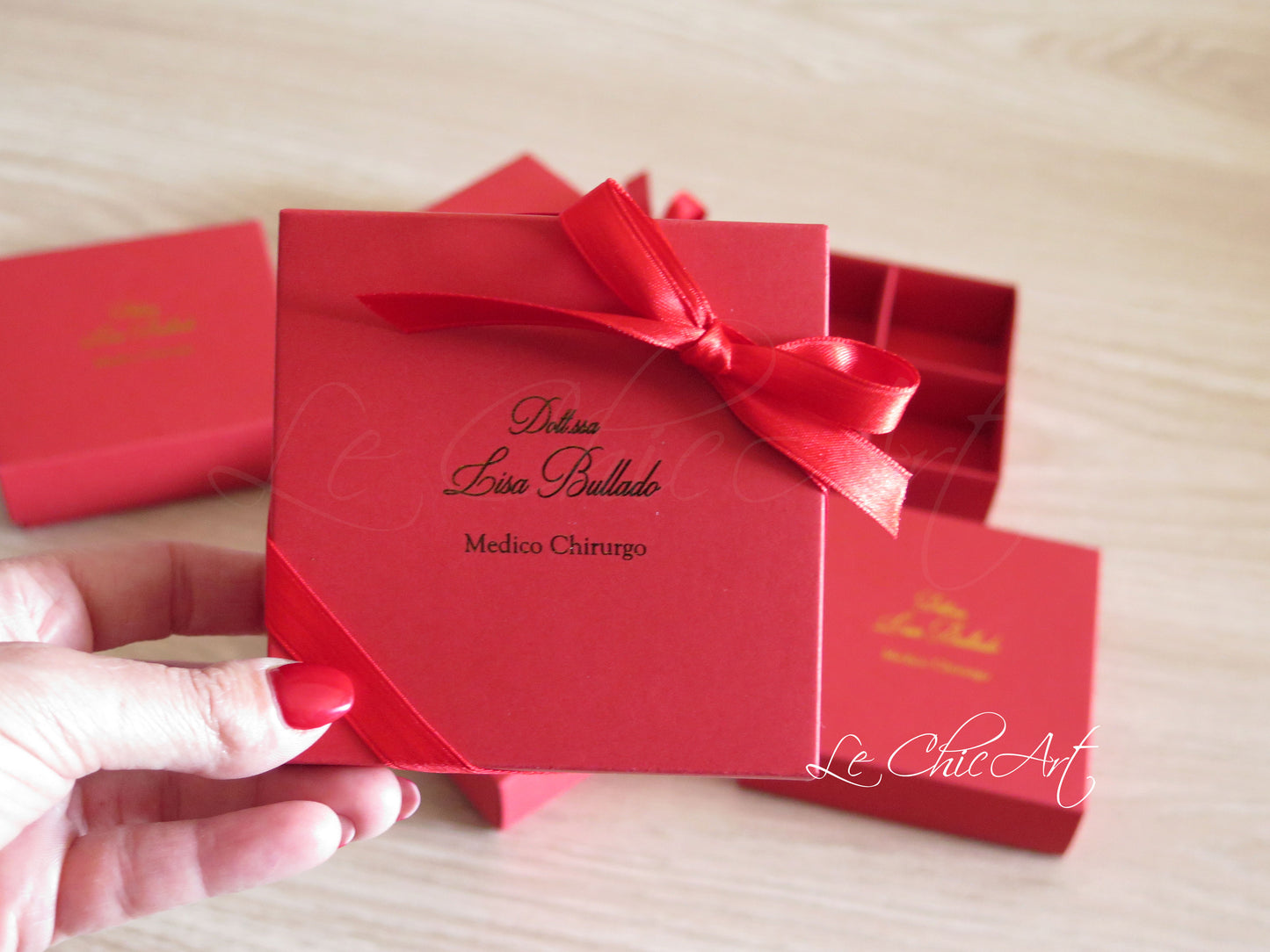 Scatola porta confetti laurea oro lucido personalizzata con nome, 4 scomparti, dimensioni 9x9x3cm coperchio rosso