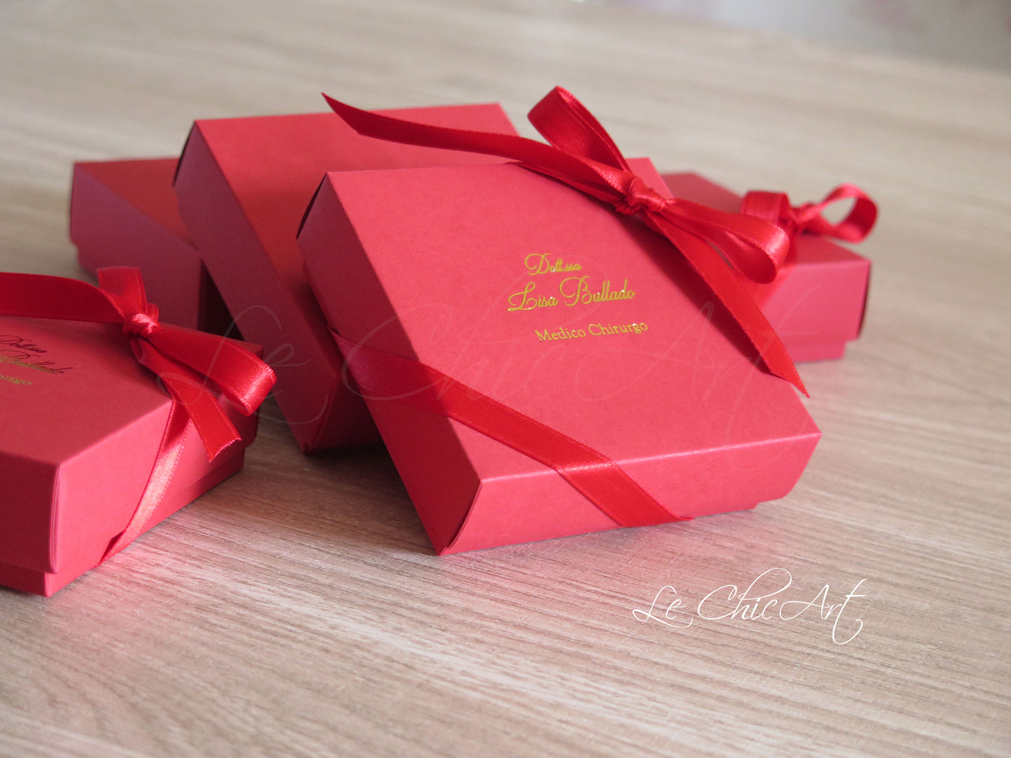Dettaglio personalizzazione scatola rossa per confetti laurea con stampa oro lucido