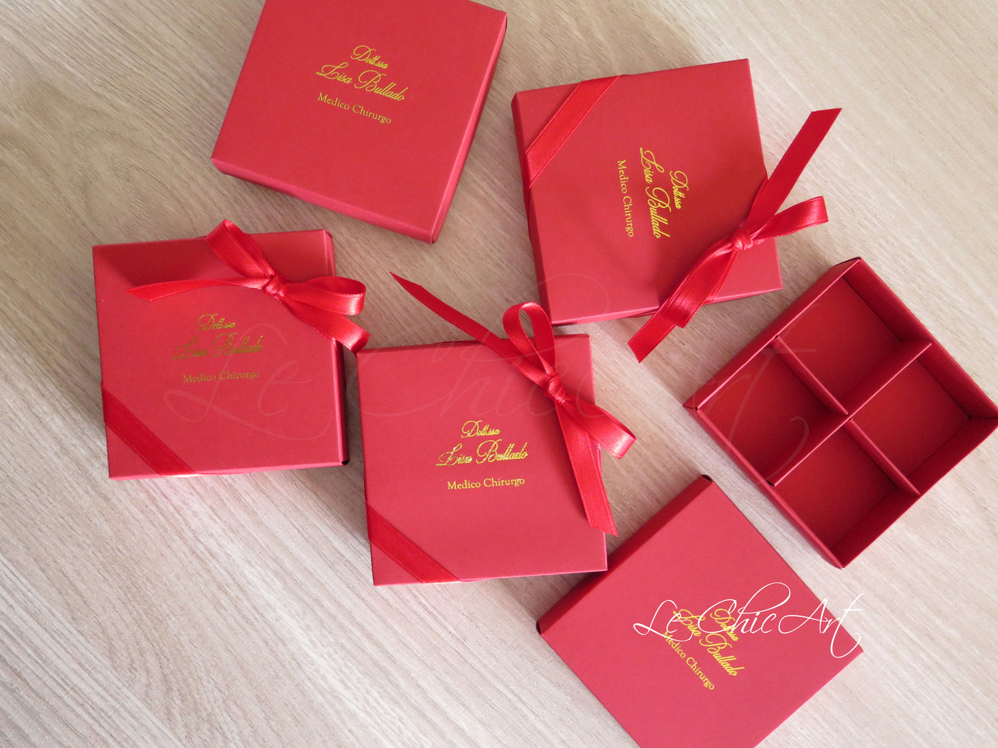 Scatola confetti laurea chiusa con finitura oro lucido e personalizzazione