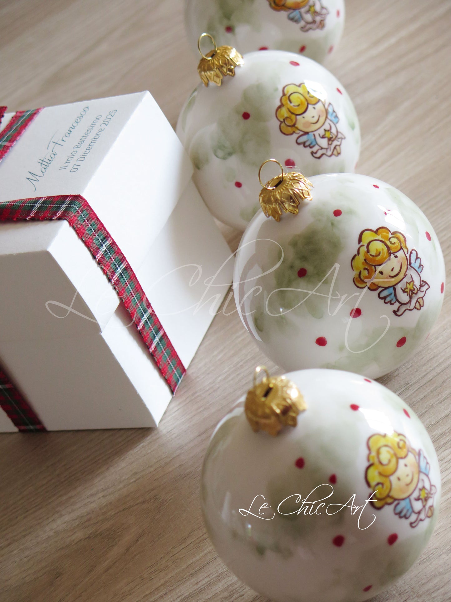 Set palle vetro battesimo natalizio dipinte a mano fondo bianco verde salvia angioletto pois rossi gancio dorato con scatola tartan scozzese personalizzata – Le ChicArt