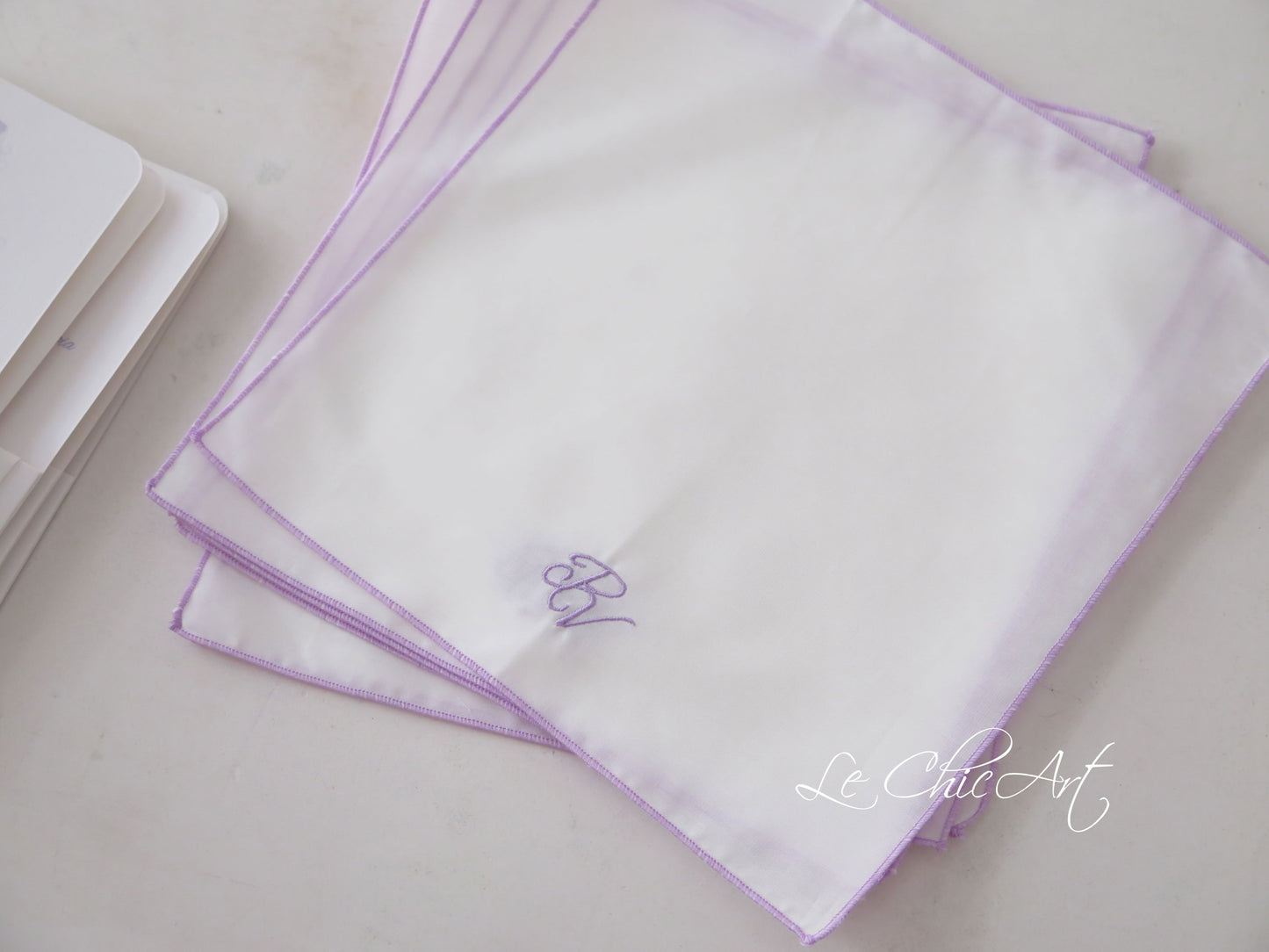 Fazzoletto sartoriale in cotone percalle lilla con ricamo elegante