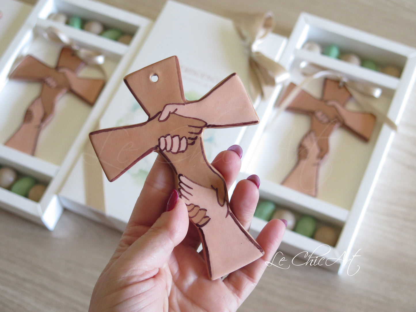 Set of 10 hand-painted ceramic cross favors, for Communion and Confirmation, made in Italy.