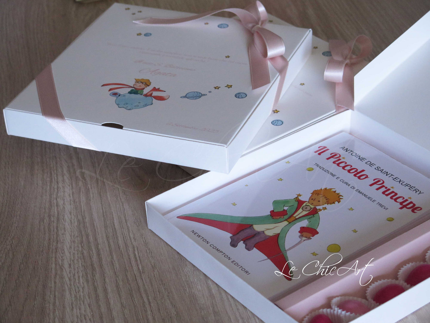 "Set 10 bomboniere battesimo rosa cipria Il Piccolo Principe - Dettaglio 7 confetti premium in pirottini carta con libro classico"