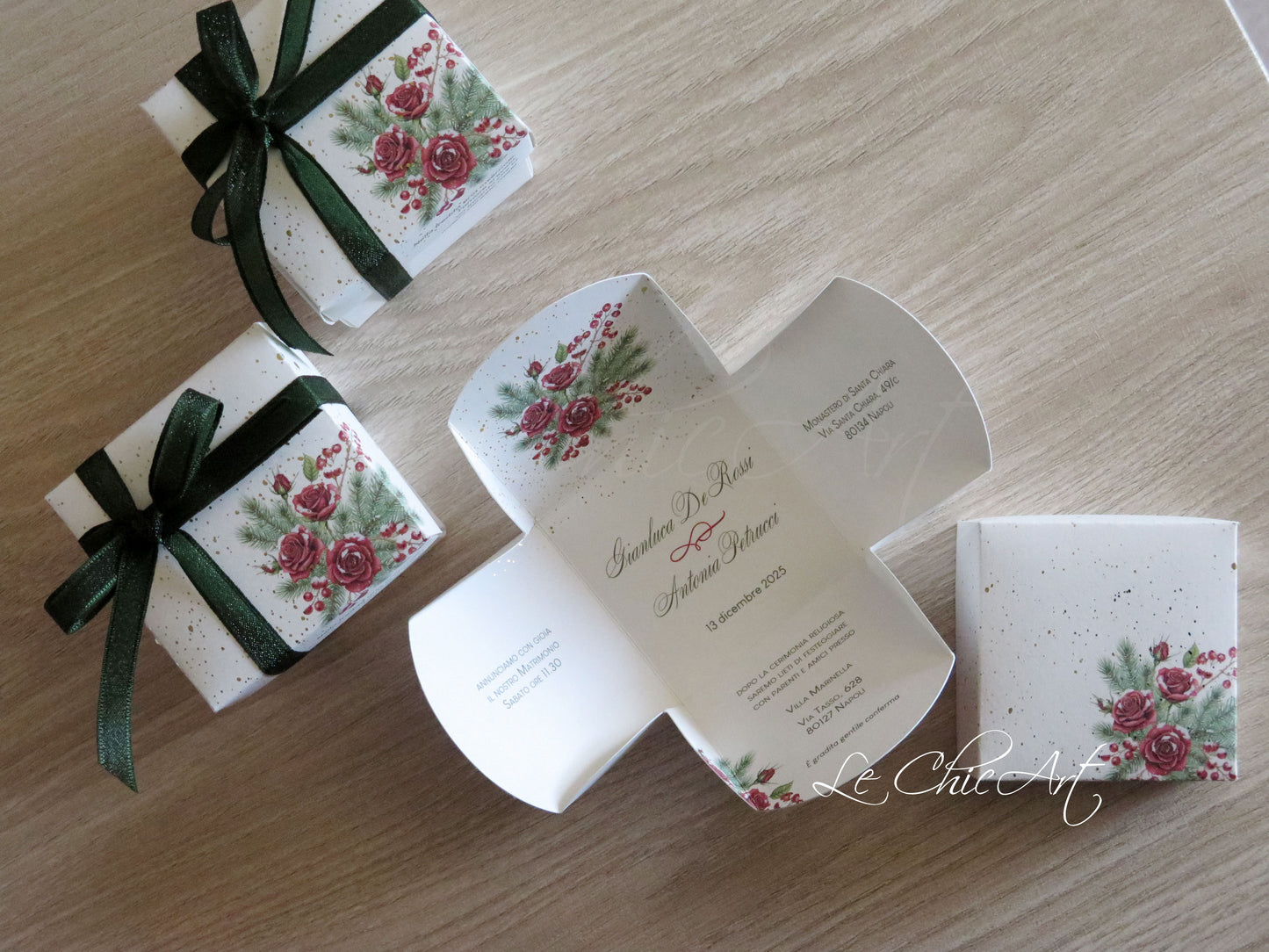 Set partecipazioni nozze natalizie con laminazione oro lucido e rose rosse, scatola cubo elegante con cioccolatino incluso, matrimonio invernale lussuoso premium con logo Le ChicArt
