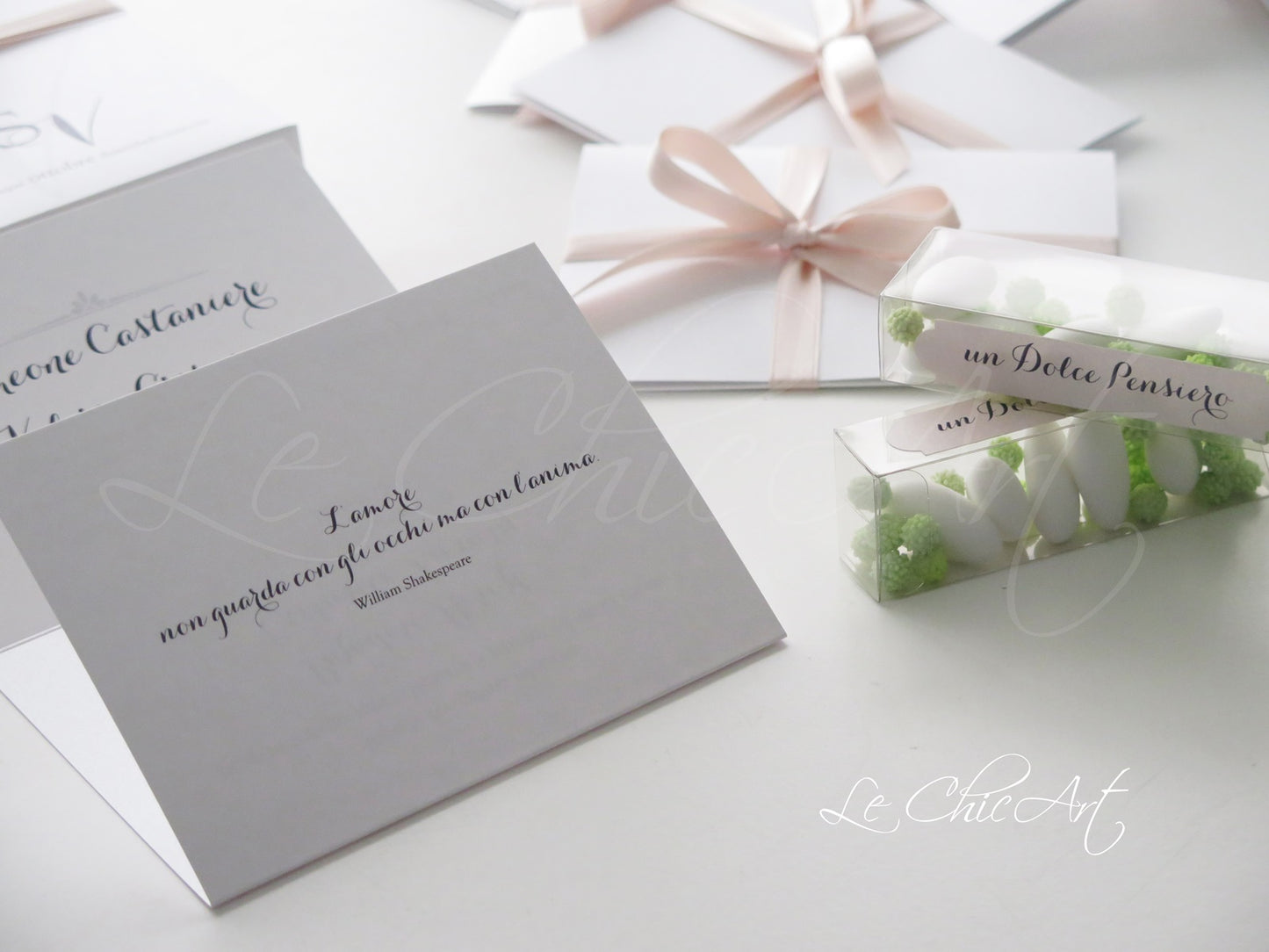 Partecipazioni matrimonio artigianali luxury box - Set completo con scatola rosa cipria, confetti in astuccio PVC, partecipazione personalizzata e confezionamento elegante