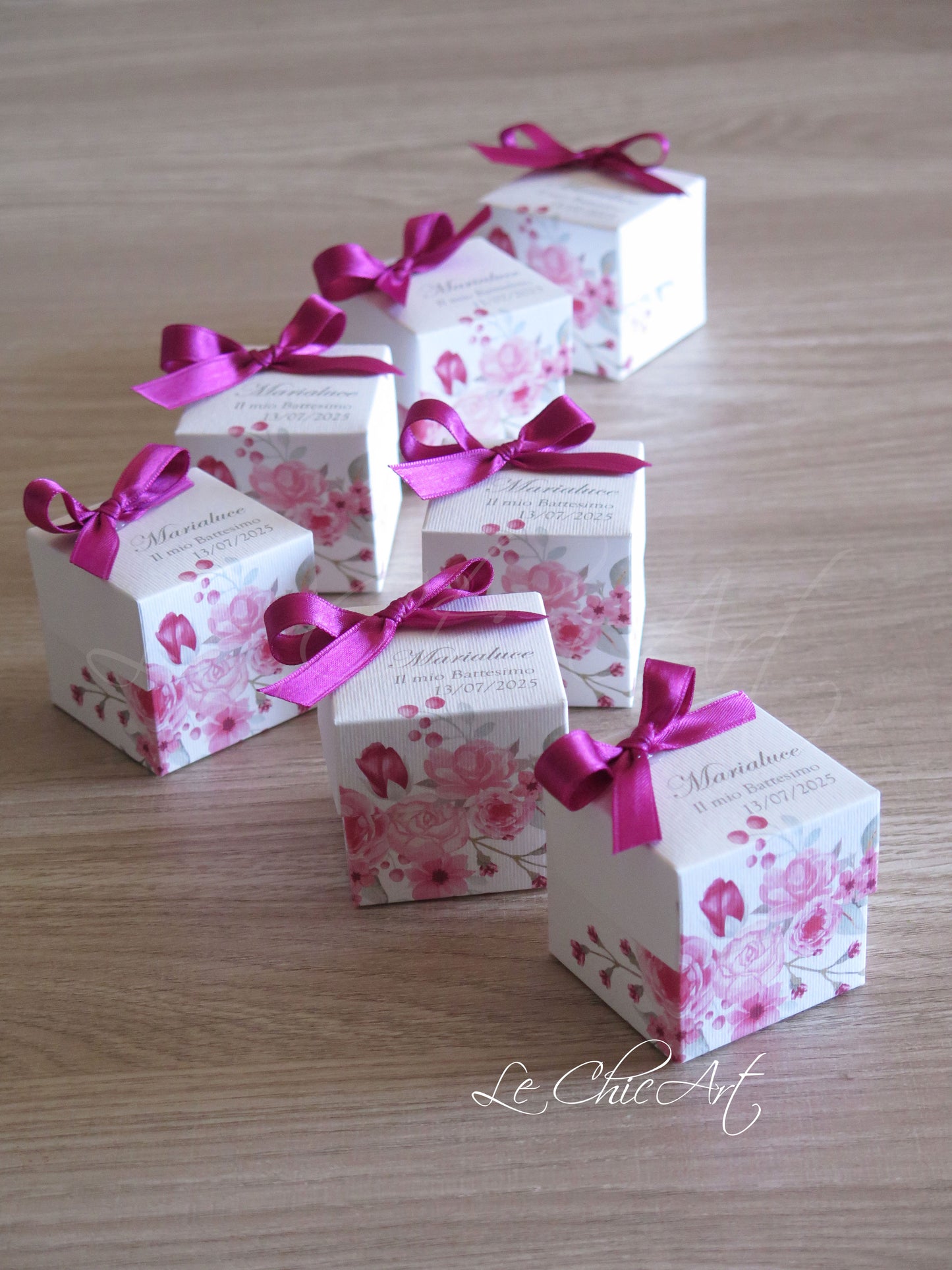 Set portaconfetti battesimo cubetto floreale fucsia 5x5x5cm con nastro rosa per battesimo, vista gruppo