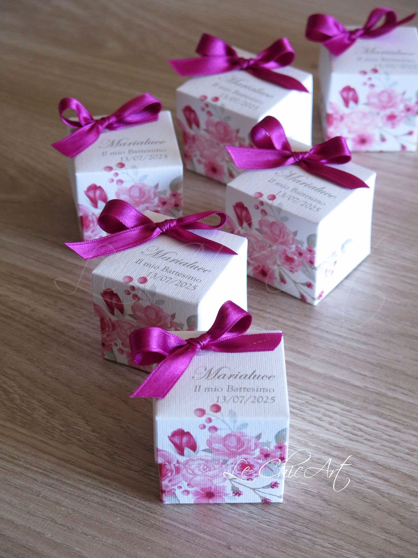 20 bomboniere floreale fucsia 5x5x5cm con nastro rosa per battesimo, vista gruppo
