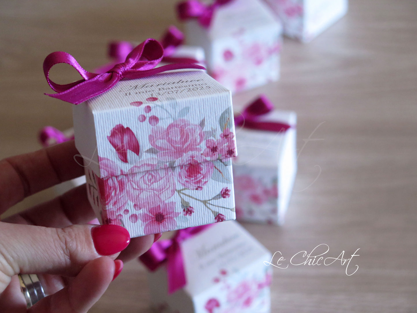Set portaconfetti cubetto floreale fucsia 5x5x5cm con nastro rosa per battesimo, dettaglio cartoncino