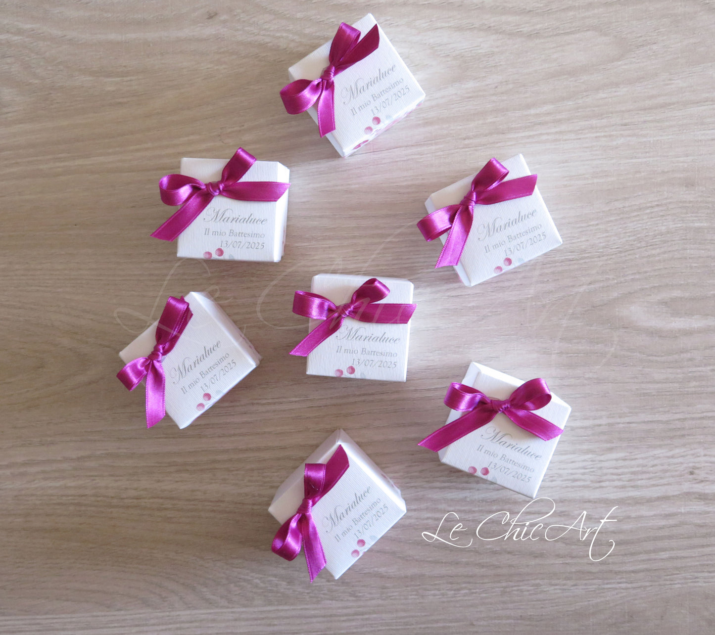 Set portaconfetti battesimo floreale fucsia 5x5x5cm con nastro rosa per battesimo, vista dall'alto