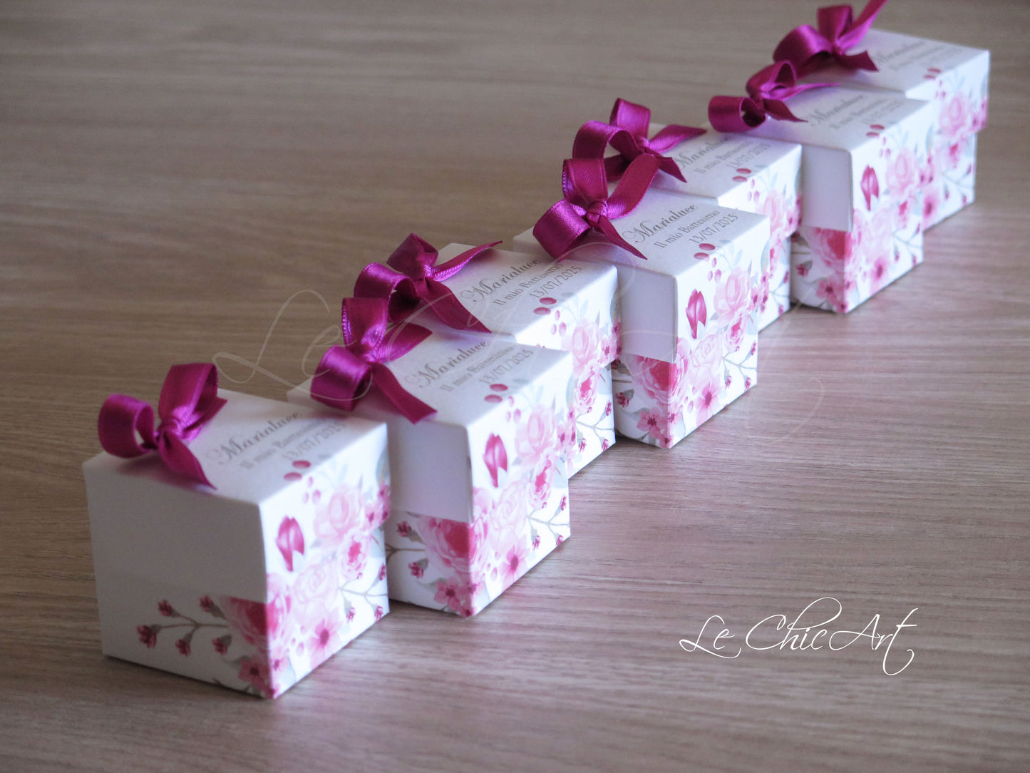 Set portaconfetti cubetto floreale fucsia 5x5x5cm con nastro rosa per battesimo, vista laterale
