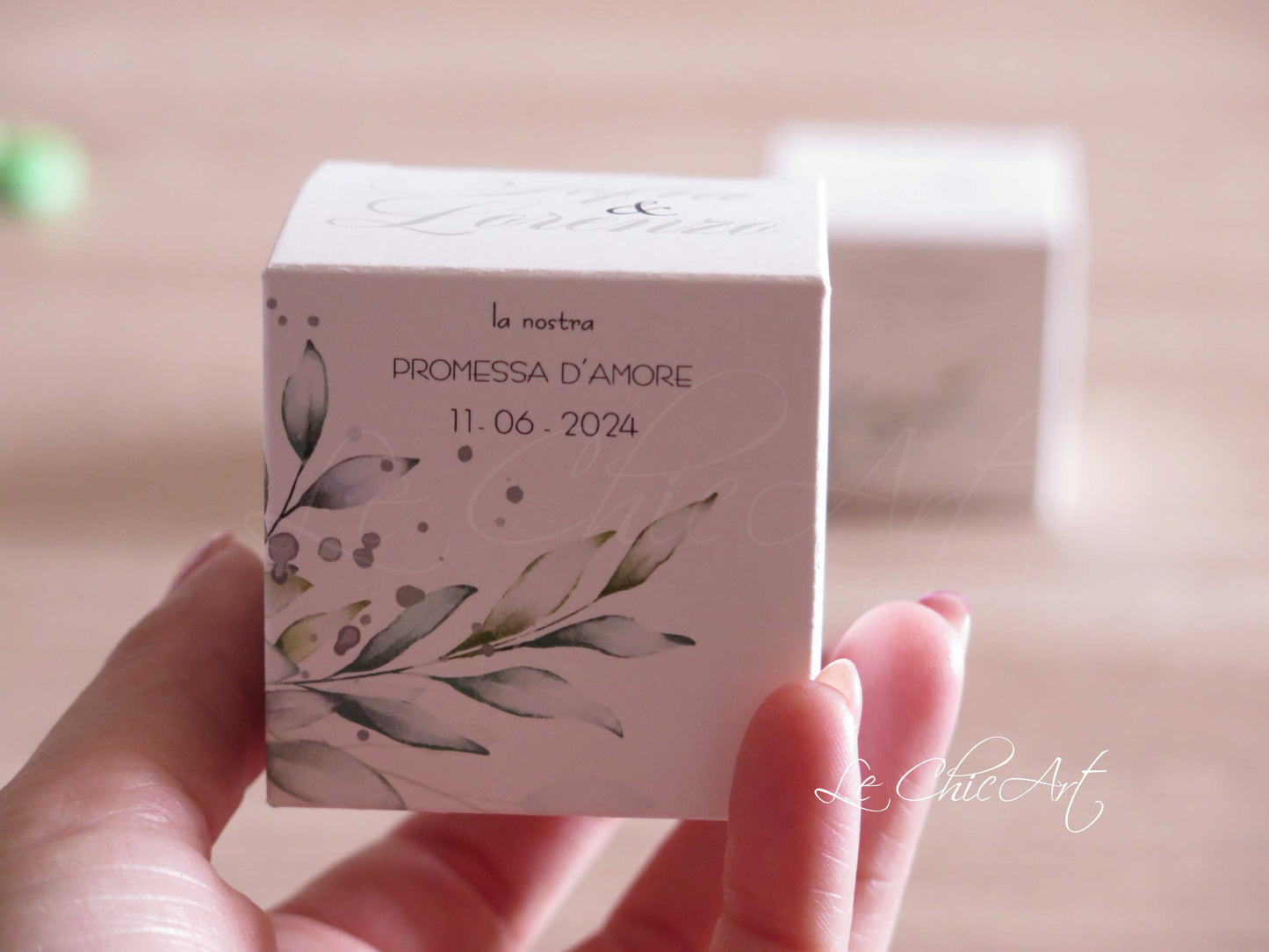 Set 20 scatole porta confetti promessa matrimonio eucalipto verde con testo nero elegante, bomboniere premium design botanico minimalista per celebrazioni raffinate