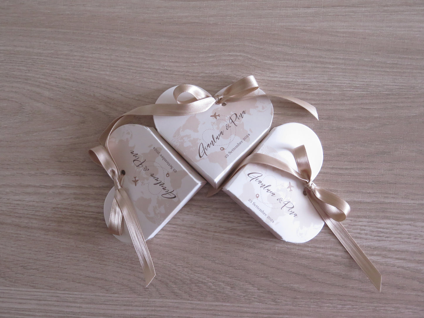 Bomboniere scatoline cuore tema viaggi beige assemblate per promessa matrimonio elegante