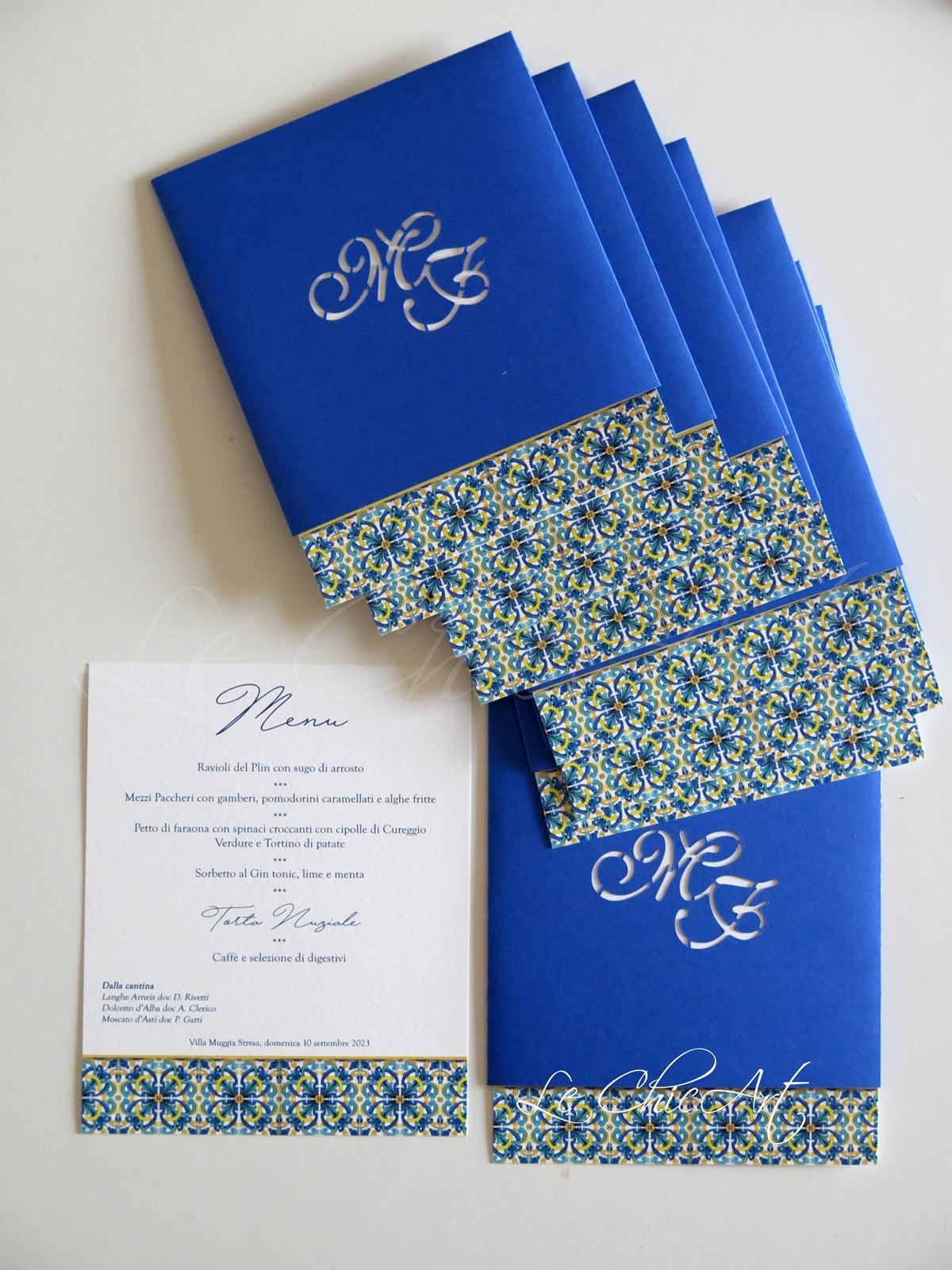 Placeholder menu with case and majolica carving