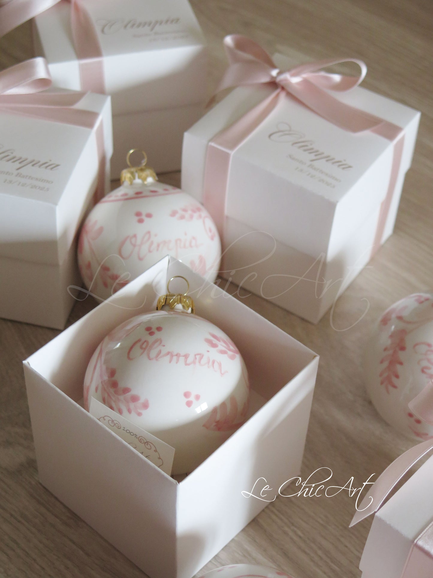 Palla albero natale ceramica dipinta a mano in scatola regalo artigianale, bomboniera elegante personalizzata con nome bambino disponibile in blu o rosa cipria