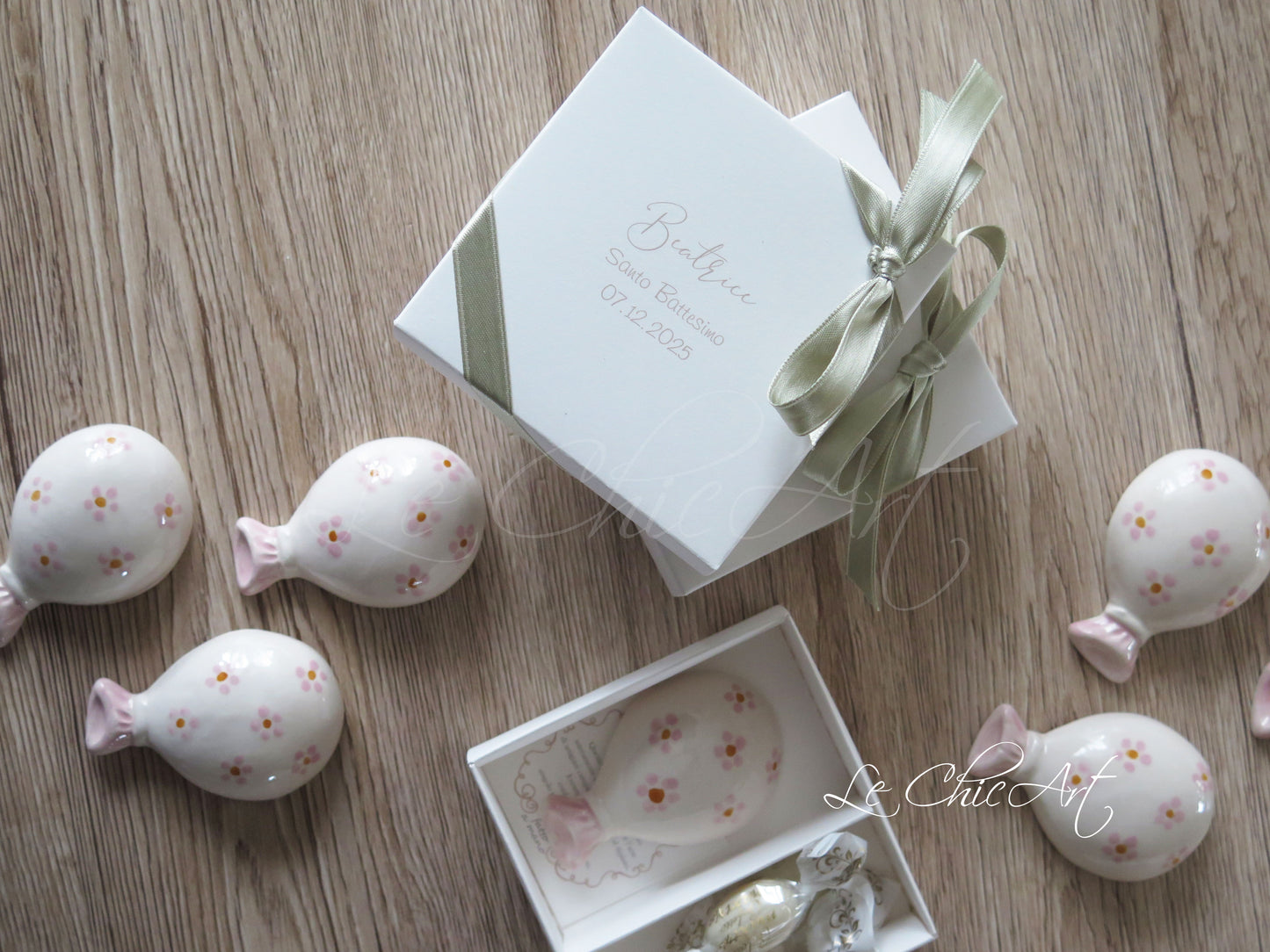 Bomboniera palloncino ceramica decorata con fiorellini dipinti a mano, calamita magnetica e confezione regalo personalizzata