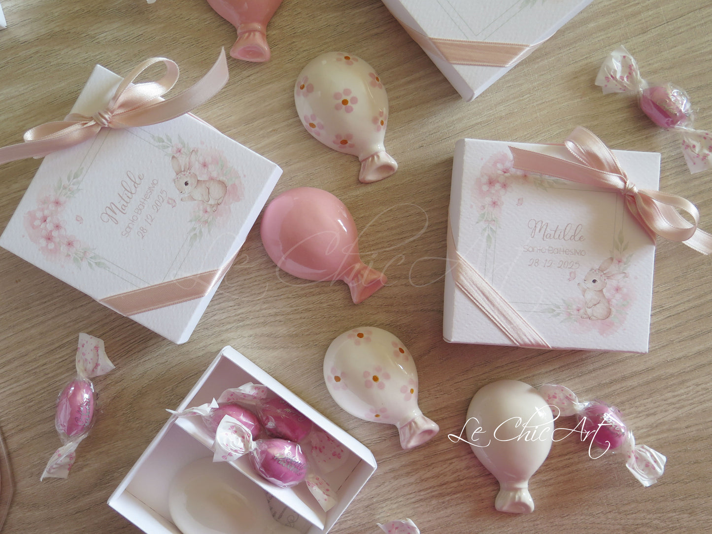 Bomboniere artigianali palloncino ceramica magnete con coniglietto e fiorellini in tre eleganti tonalità rosa cipria bianco seta e bianco con fiorellini per celebrazioni