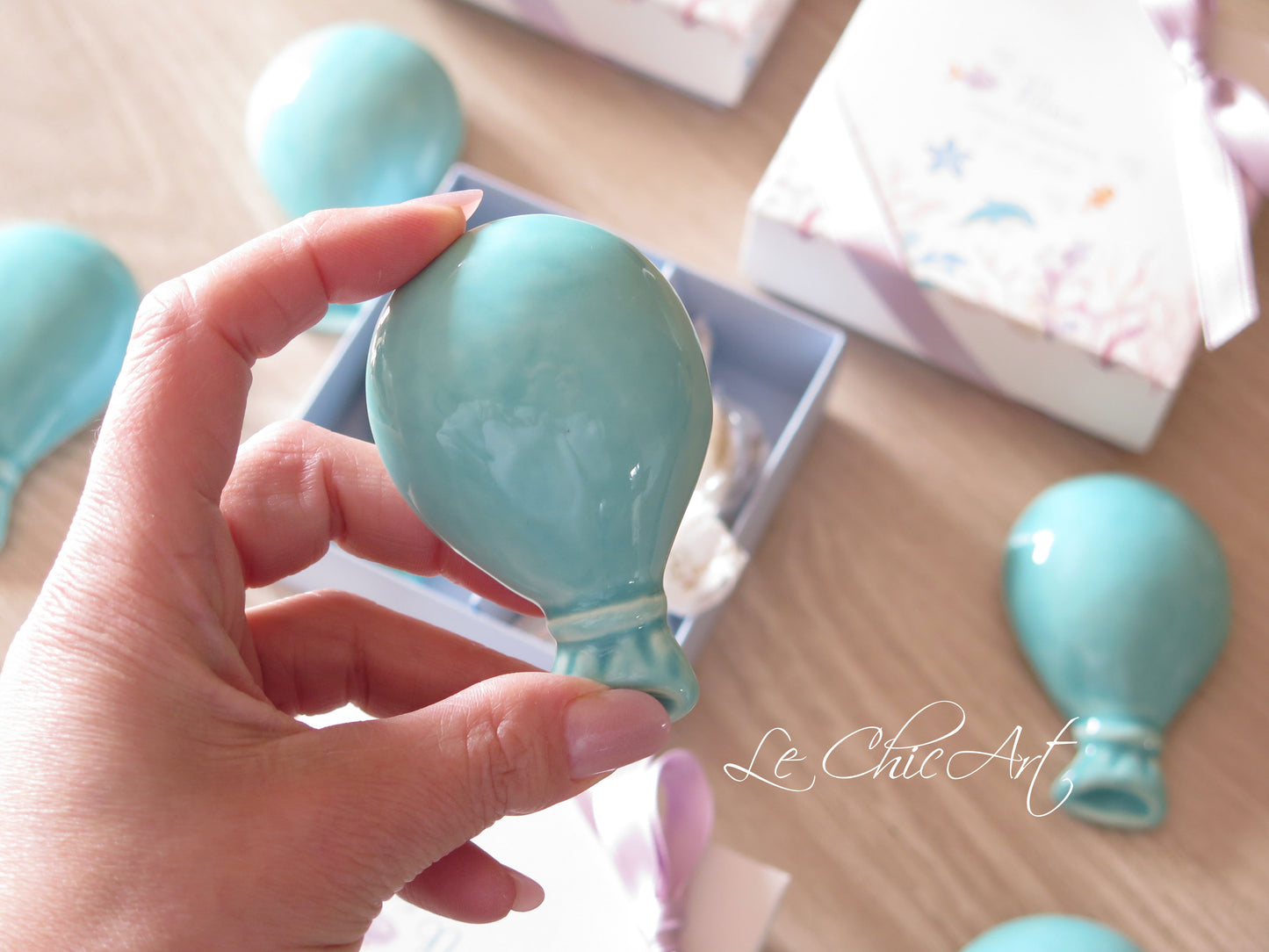 Bomboniera palloncino ceramica calamita tiffany aperta con fondo azzurro polvere e 3 confetti Maxtris inclusi, tema mare personalizzata Le ChicArt Lab
