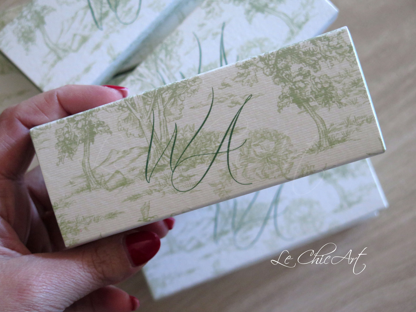 Scatole porta confetti mini sfilo verde salvia Toile de Jouy 12x4x2cm per matrimonio, vista dettaglio