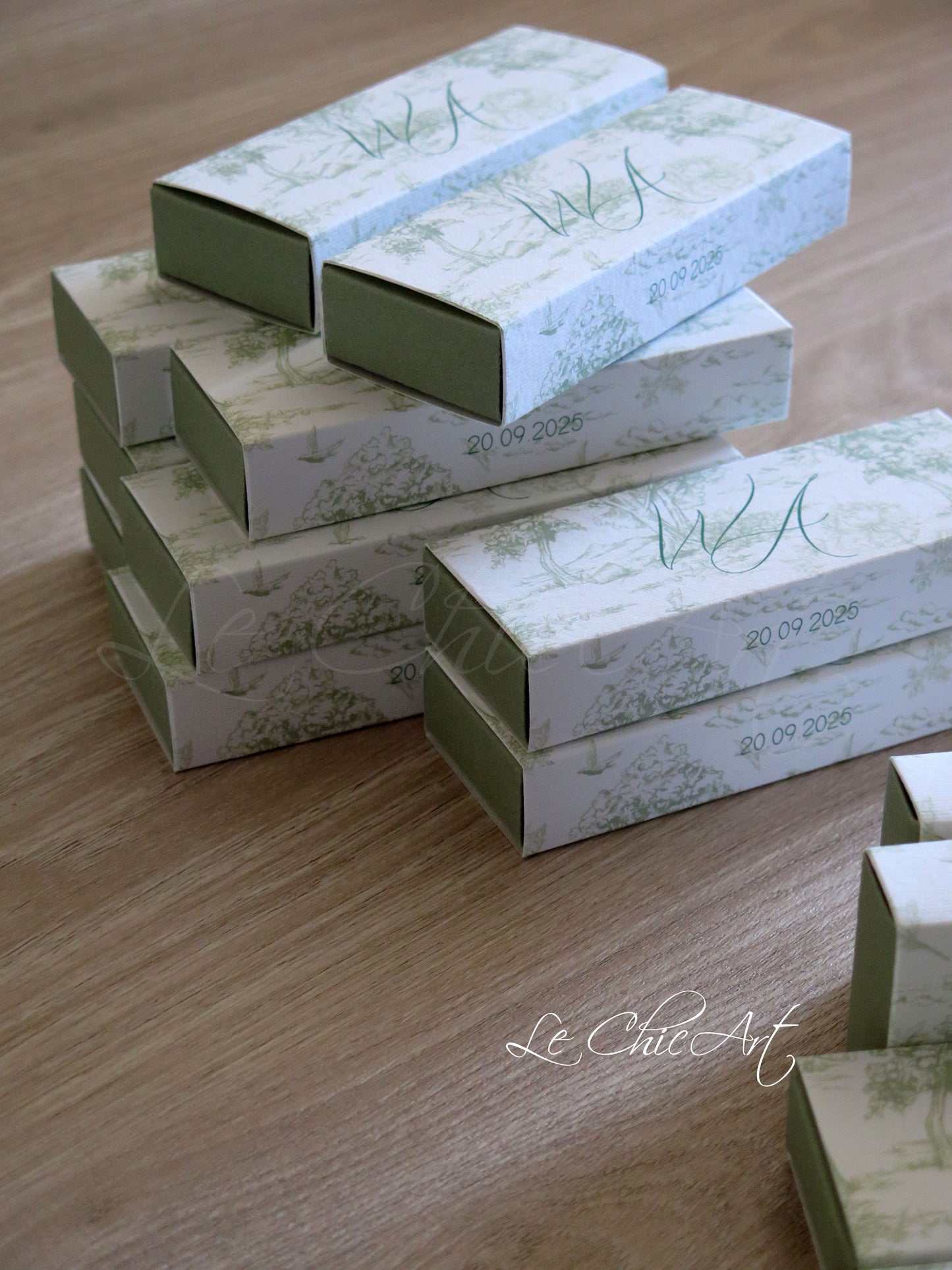 Scatole porta confetti mini sfilo verde salvia Toile de Jouy 12x4x2cm per matrimonio, vista gruppo