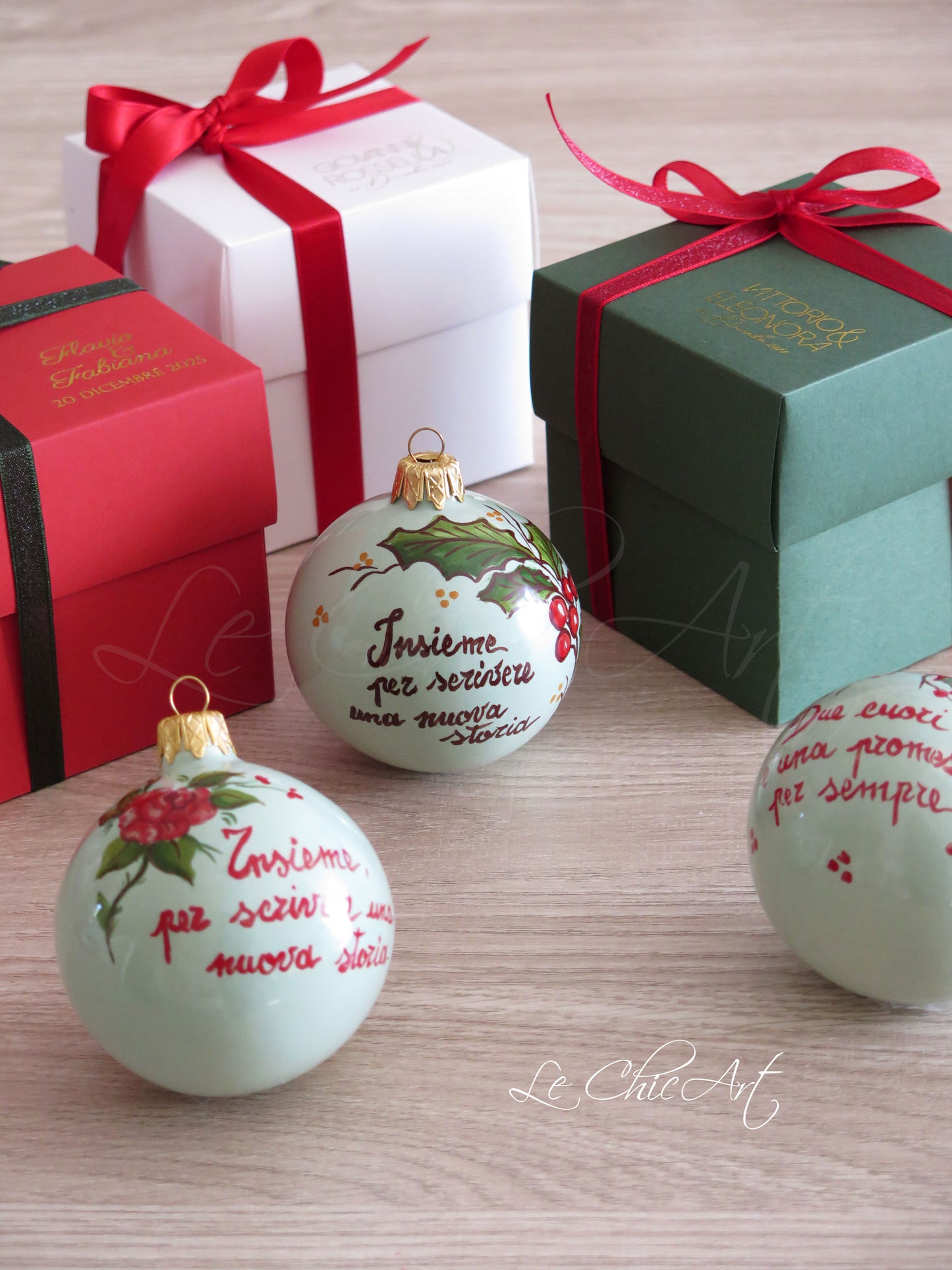 Bomboniera matrimonio natalizio luxury palla ceramica salvia agrifoglio frase rossa scatola verde bosco oro nastro velo rosso wedding favor