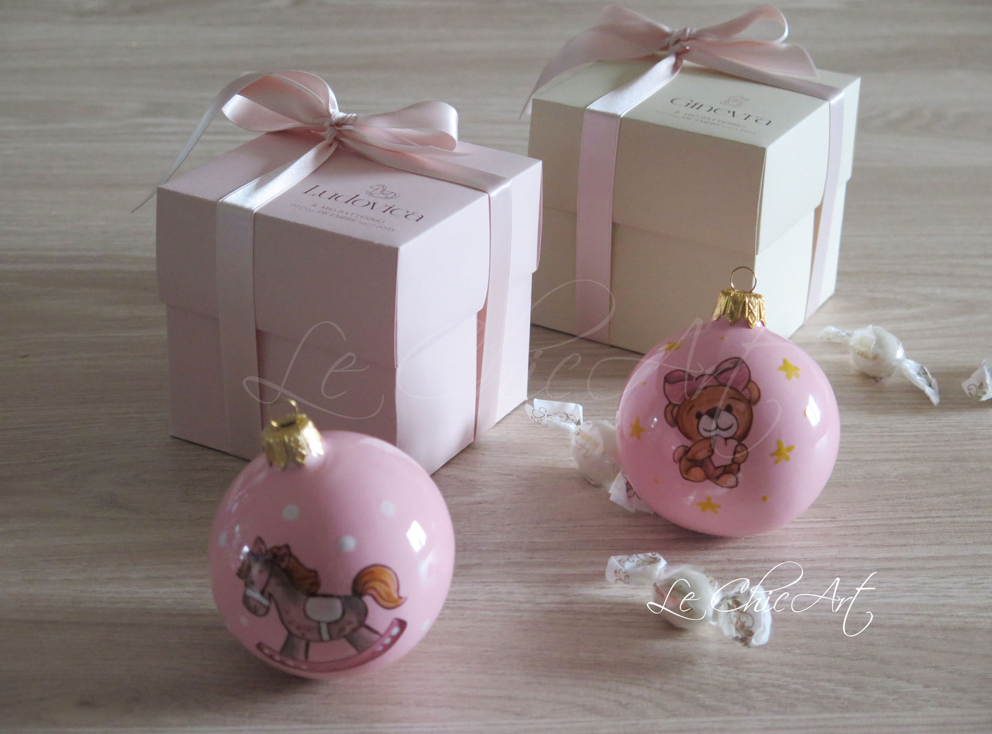 Scatola bomboniera beige con elegante grafica cavalluccio a dondolo, confezione premium per battesimo con nastro raso italiano e confetti di qualità