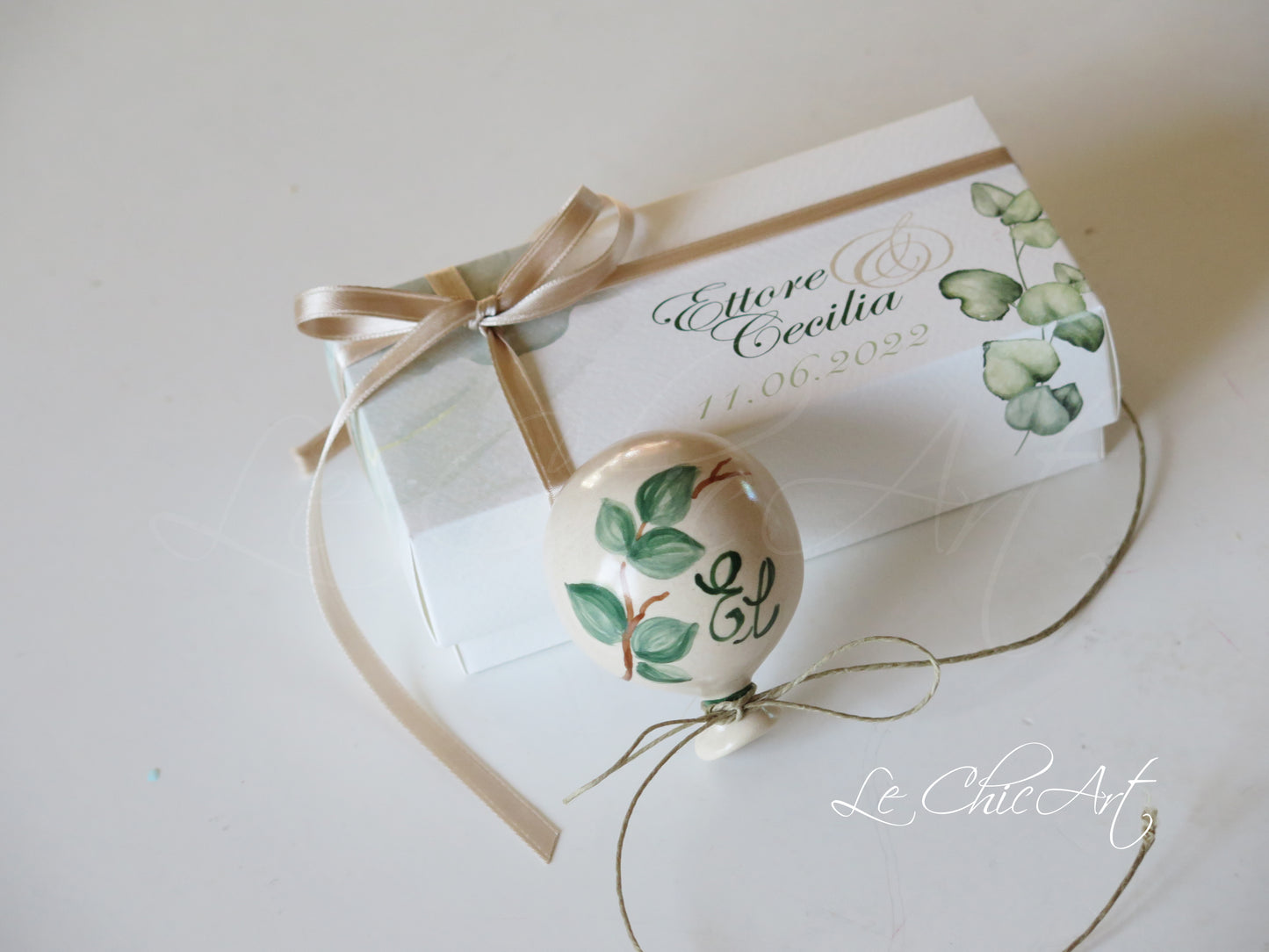 Dettaglio bomboniere palloncino ceramica eucalipto design botanico dipinto a mano