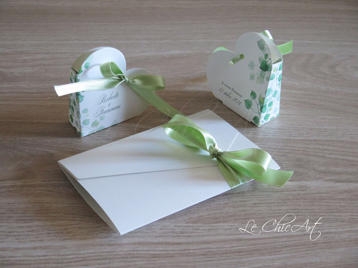 Dettaglio scatole porta confetti cuore eucalipto 9x9cm con nastro pretagliato eleganti