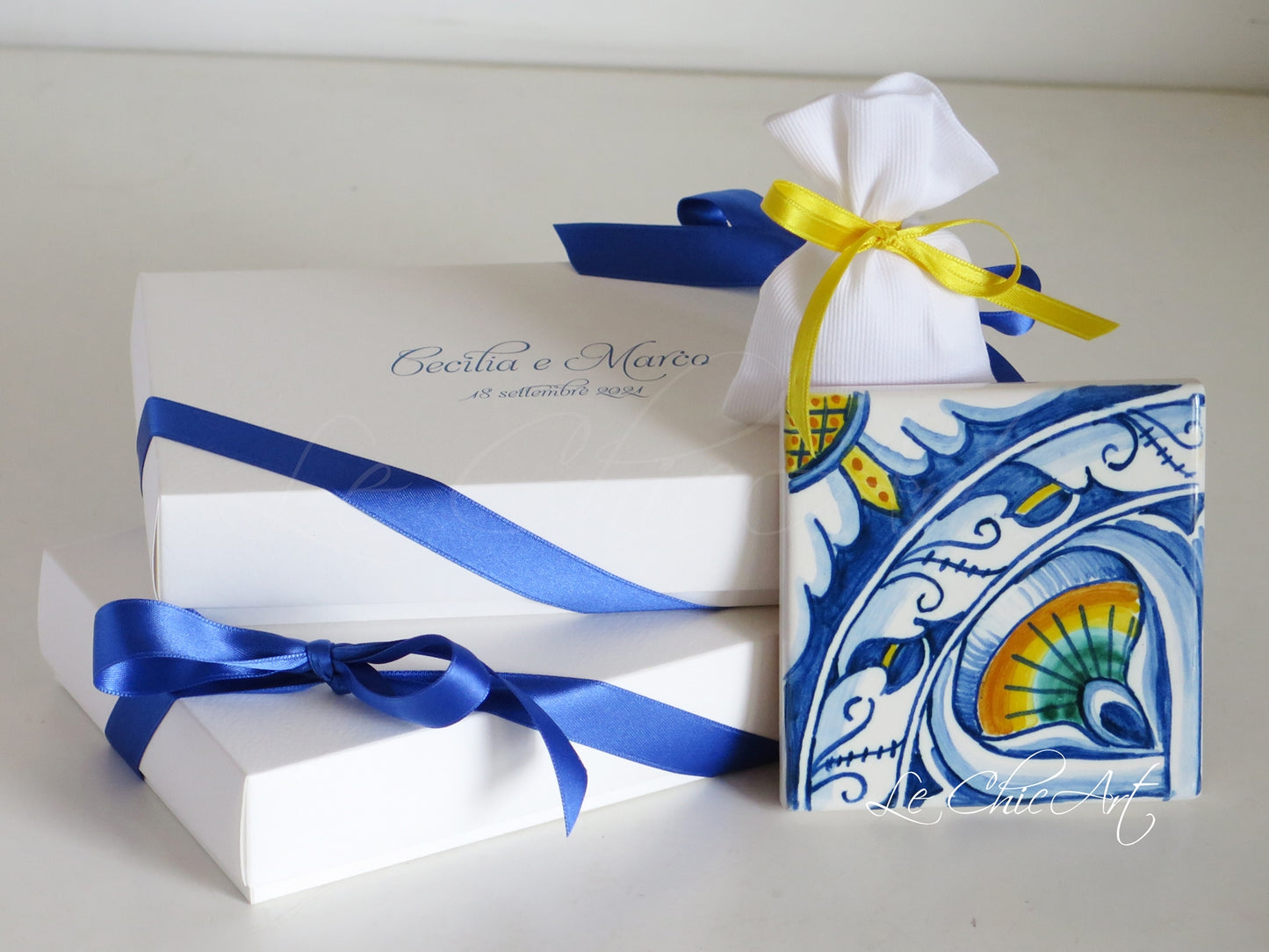 Bomboniere mattonelle quadrate dipinte mano maiolica sotto moka blu giallo con sacchetto sartoriale