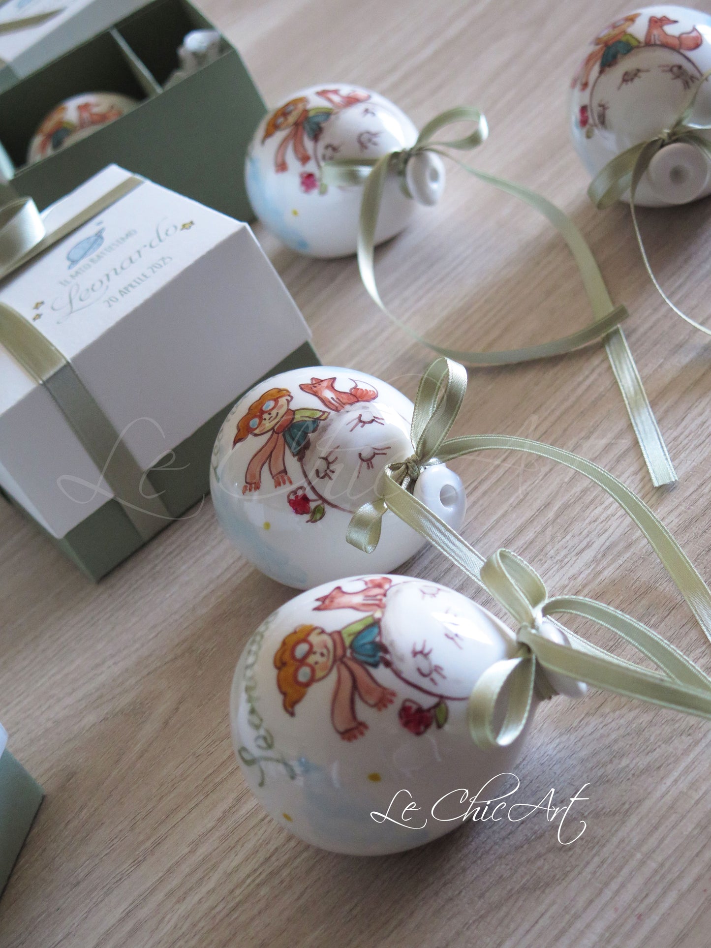 Bomboniere palloncino ceramica Piccolo Principe verde salvia battesimo 7x8cm