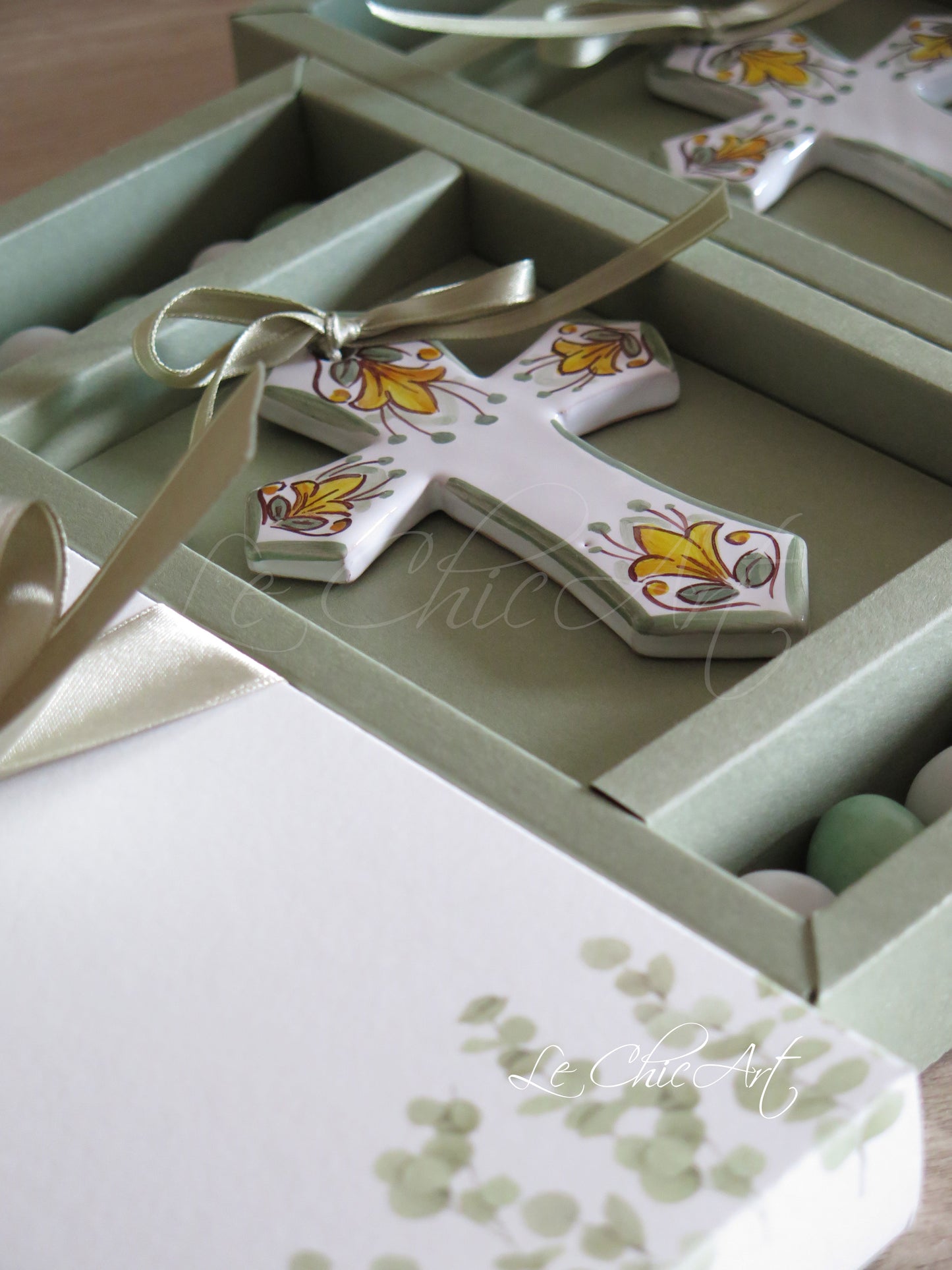 Set of 10 hand-painted ceramic cross favors, for Communion and Confirmation, made in Italy.