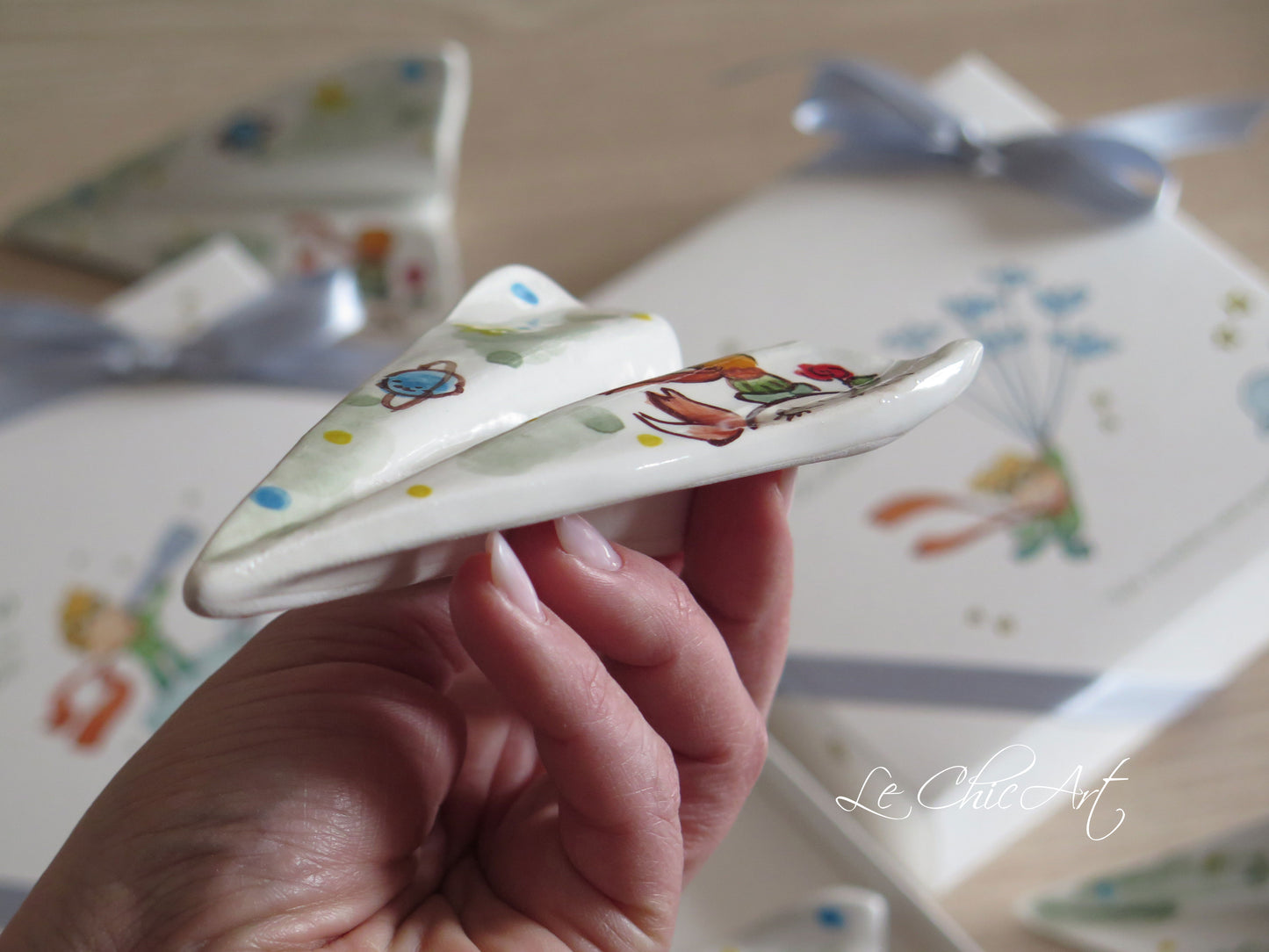 Aeroplano in ceramica dipinto a mano con illustrazioni Il Piccolo Principe – bomboniera Prima Comunione artigianale Made in Italy – Le ChicArt