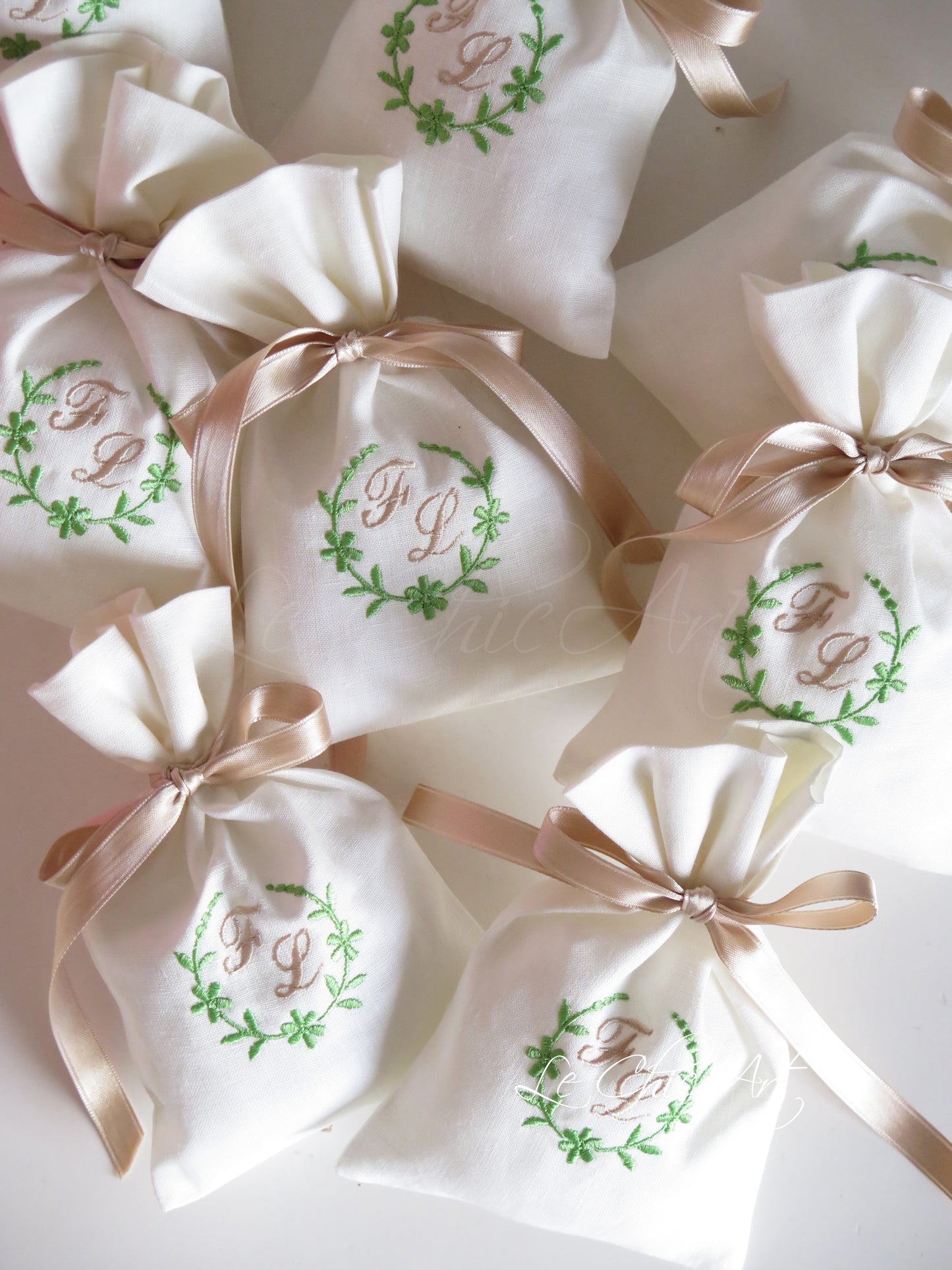 Sacchetto sartoriale lino verde beige ricamo floreale matrimonio green