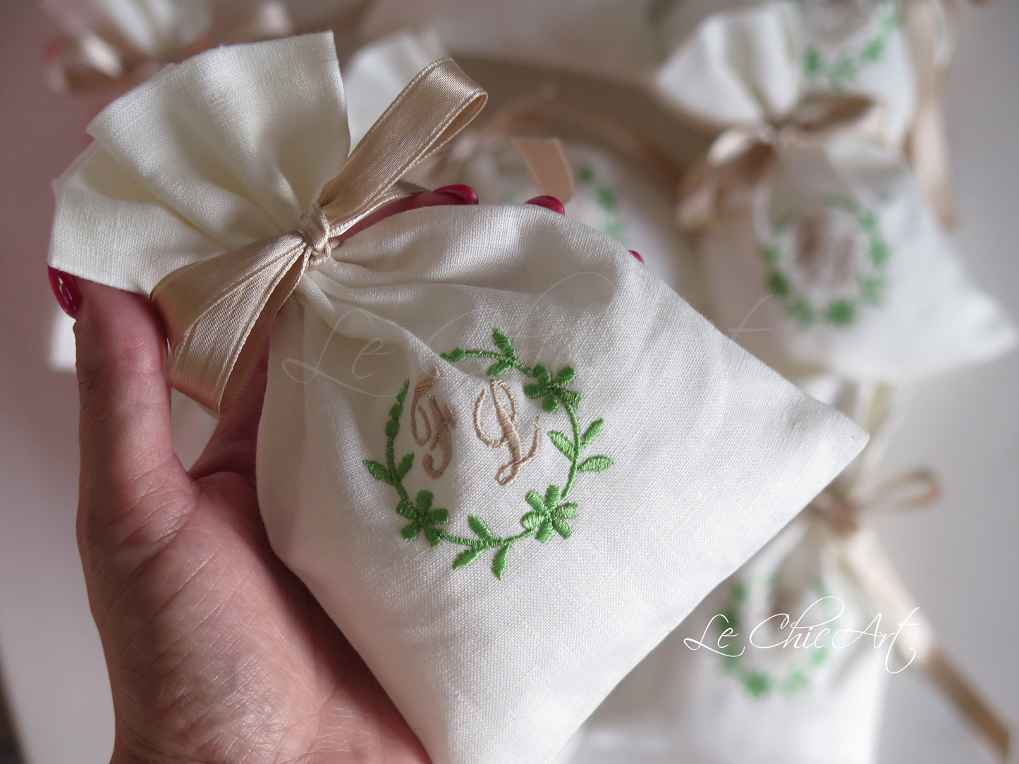 Sacchetti bomboniere puro lino verde beige ricamo personalizzato matrimonio