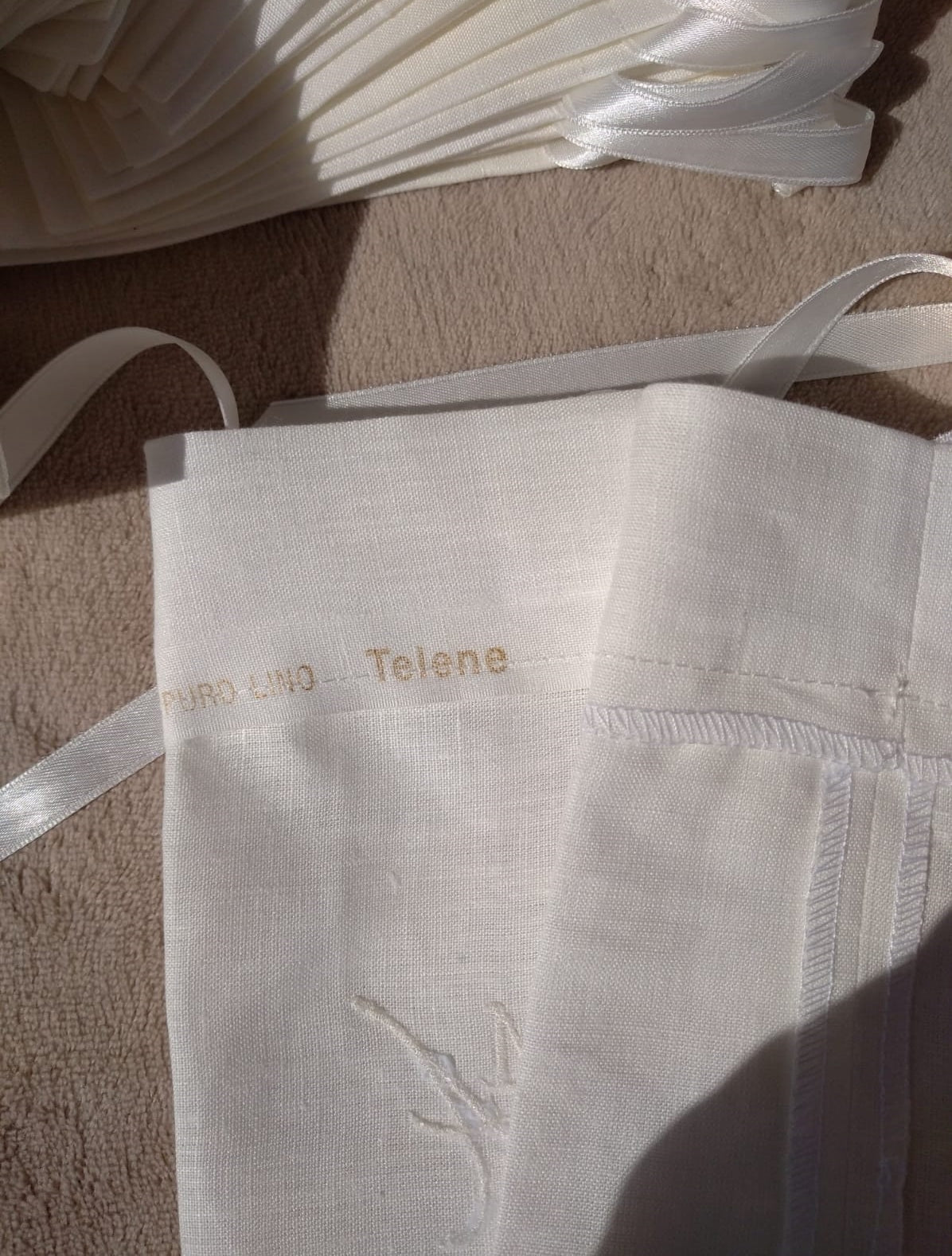 Sacchetto porta confetti matrimonio in puro lino con iniziali ricamate e chiusura nastro doppio raso